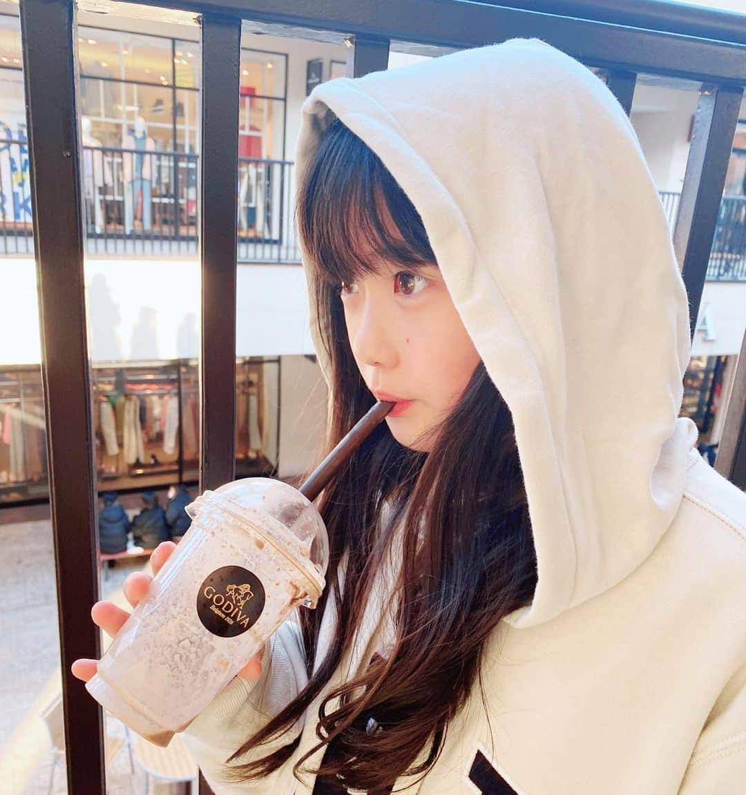 *yoko*さんのインスタグラム写真 - (*yoko*Instagram)「* 心乃はGODIVAが一番好きらしい♡  #GODIVA #一気飲み」4月22日 17時31分 - yococono