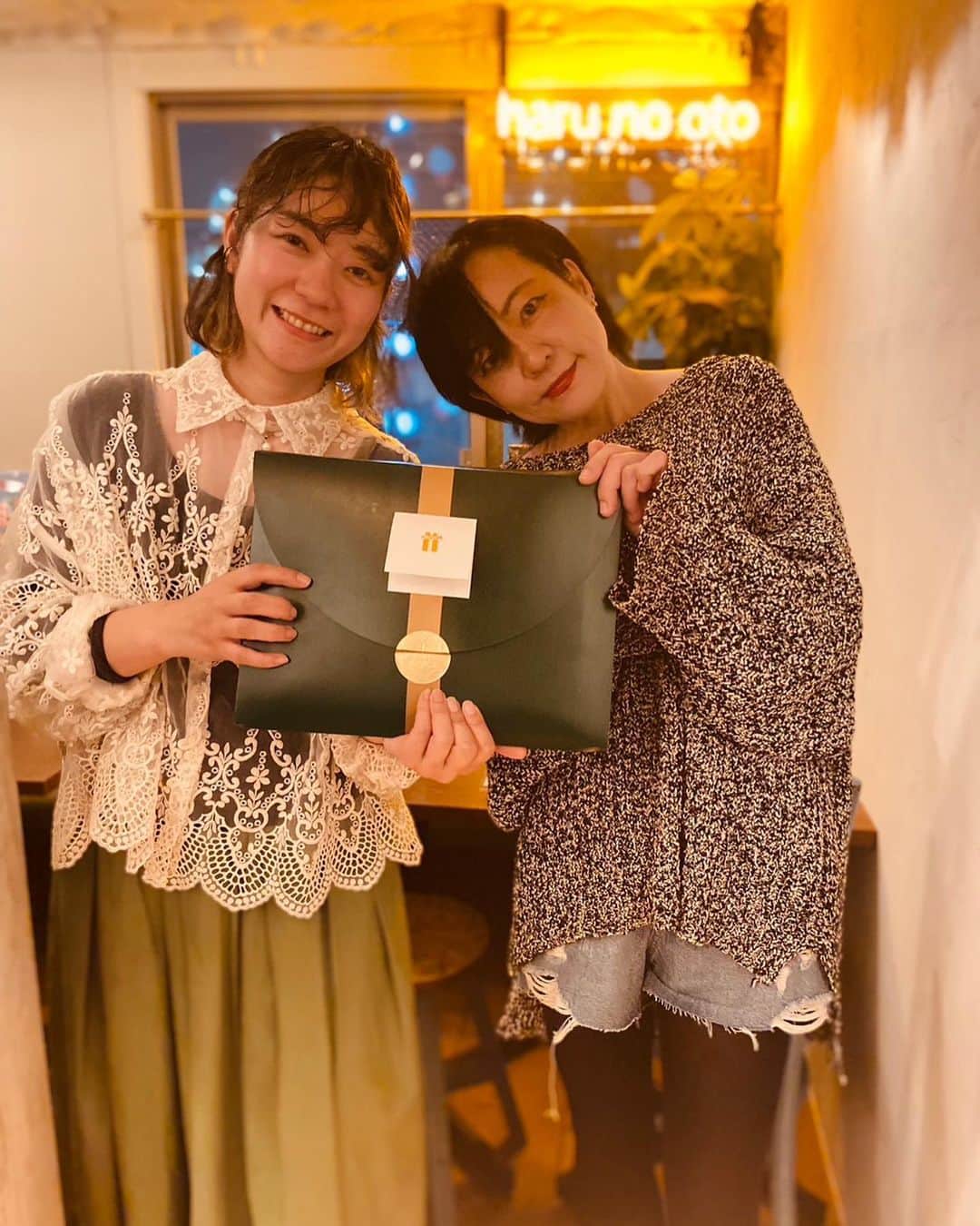 日暮愛葉さんのインスタグラム写真 - (日暮愛葉Instagram)「昨夜は友達のお店へ。 オーナーまきちゃんの誕生日でした！おめでとうございます🎂 楽しい夜でした。  @haru__no__oto」4月22日 17時33分 - aiha_higurashi