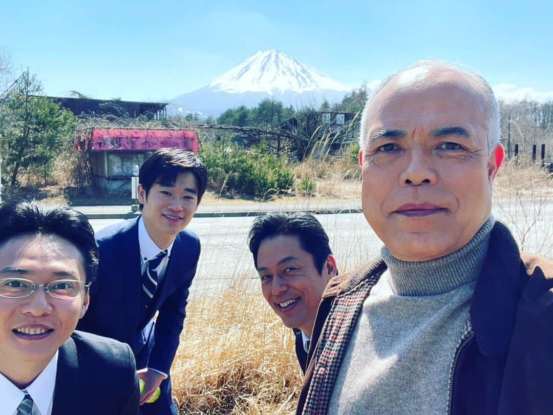 石垣佑磨さんのインスタグラム写真 - (石垣佑磨Instagram)「オンエア 4月24日20時 20周年「さすらい署長」シリーズ最新作放送決定！4月24日（月）夜8時「さすらい署長 風間昭平スペシャル 富士山河口湖殺人事件」北大路欣也主演の人気シリーズ 出演します！ 是非ご覧下さい！  久しぶりに北大路欣也さんと共演させていただきました！  そして、素晴らしい共演者の皆様と真剣にそして楽しく撮影させていただきました！  天気にも恵まれ、富士山の近くの川口湖周辺での撮影！  作品がたのしみです！  #さすらい署長　#北大路欣也　#石垣佑磨　#田中要次 #山田純大#三浦獠太 #月曜プレミア8」4月22日 17時34分 - yumaxishigaki