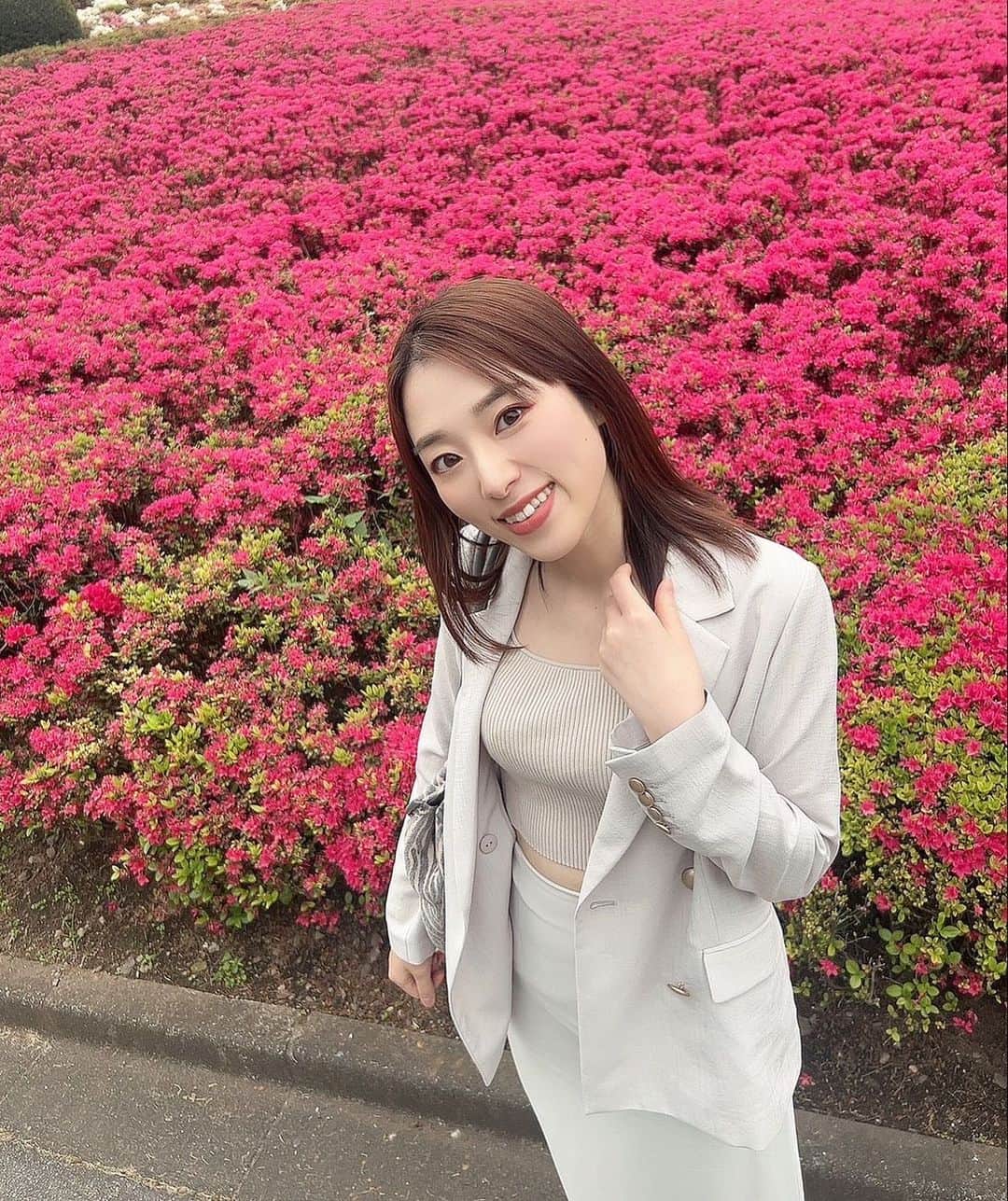 本田さとみのインスタグラム：「躑躅が綺麗でした💐  #躑躅 #花 #散歩 #美術館 #flowers #azalea #beautiful」