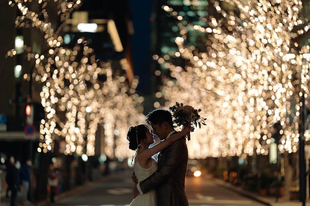 ラヴィ•ファクトリーさんのインスタグラム写真 - (ラヴィ•ファクトリーInstagram)「. 【写真で叶える結婚式】 . ロマンチックなナイトフォトは まるで映画のワンシーンのよう... 憧れの場所で、 残しておきたい構図もお聞かせください🤍  . —————— ラヴィファクトリー: @tokyo_laviephotography Photographer: @seishi.jp AREA:JAPAN,TOKYO —————— @laviefactoryをフォローして #laviefactory #ラヴィファクトリー のハッシュタグをつけて お写真を投稿してみてくださいね✳︎ . こちらの公式IG（@laviefactory） で取り上げさせていただきます✨ . 思わず笑顔になれるハートのある 「家族写真」はラヴィクルール* >>>@laviecouleur_official . #wedding #weddingphotography #photo  #ハートのある写真 #instawedding #結婚写真 #ウェディング #ウェディングフォト #撮影指示書 #ロケーションフォト #前撮り#写真好きな人と繋がりたい #フォトウェディング #卒花 #後撮り #ウェディングニュース #前撮り小物 #前撮りフォト #前撮りアイテム #ウェディング撮影 #撮影構図 #前撮りアイディア #撮影指示書 #花嫁コーディネート #東京駅前撮り #東京駅 #ナイトフォト #東京花嫁」4月22日 17時37分 - laviefactory
