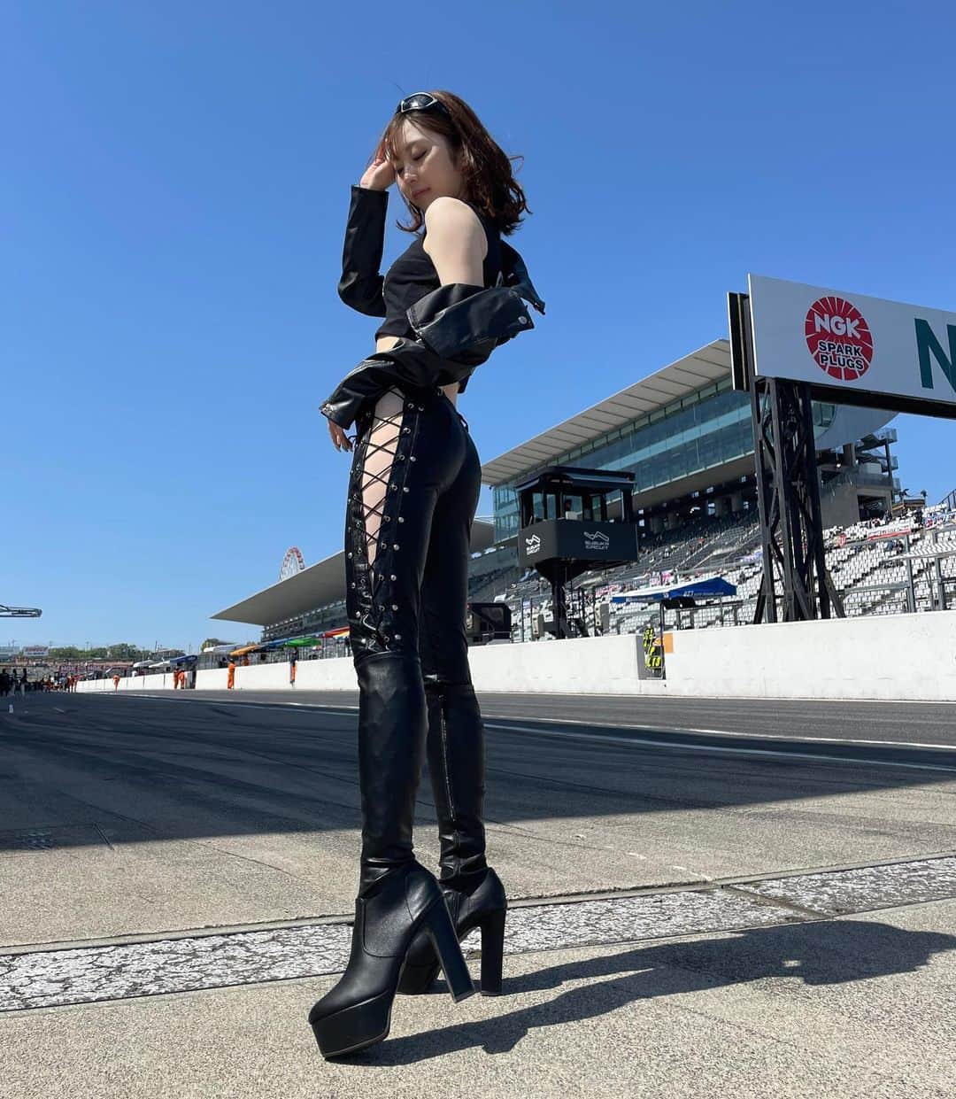 のインスタグラム：「😎⠀ ⠀ ⠀ ⠀ #鈴鹿サーキット#suzukacircuit   #naturalmakeup #makeup #model #モデル #いいねした人で気になった人フォロー #Japan  #撮影モデル #被写体 #goodmorning  #portrait #photography  #ファインダー越しの私の世界 #hairstyle  #清楚系女子 #写真好きな人と繋がりたい  #beauty#いいね返し #萌え #ニーハイ#ロングパンツ #くびれ#むちむちボディ #ダイエット#ウエスト痩せ#バイク女子 #バイク好きな人と繋がりたい #race#costume」