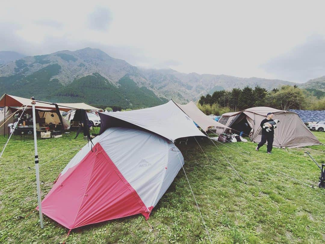 石川龍のインスタグラム：「GO OUT JAMBOREE @ ふもとっぱら です！ もともと金曜日から日曜日の2泊3日チケットを買っていたんだけど、金曜日と日曜日にライブが入り、それでも諦めきれずに土曜日たけの日帰り強行軍！（そして妻と息子は2泊3日で参加！） ・ ちょっと無理したけどこられて良かった！ 最高！ #gooutjamboree」