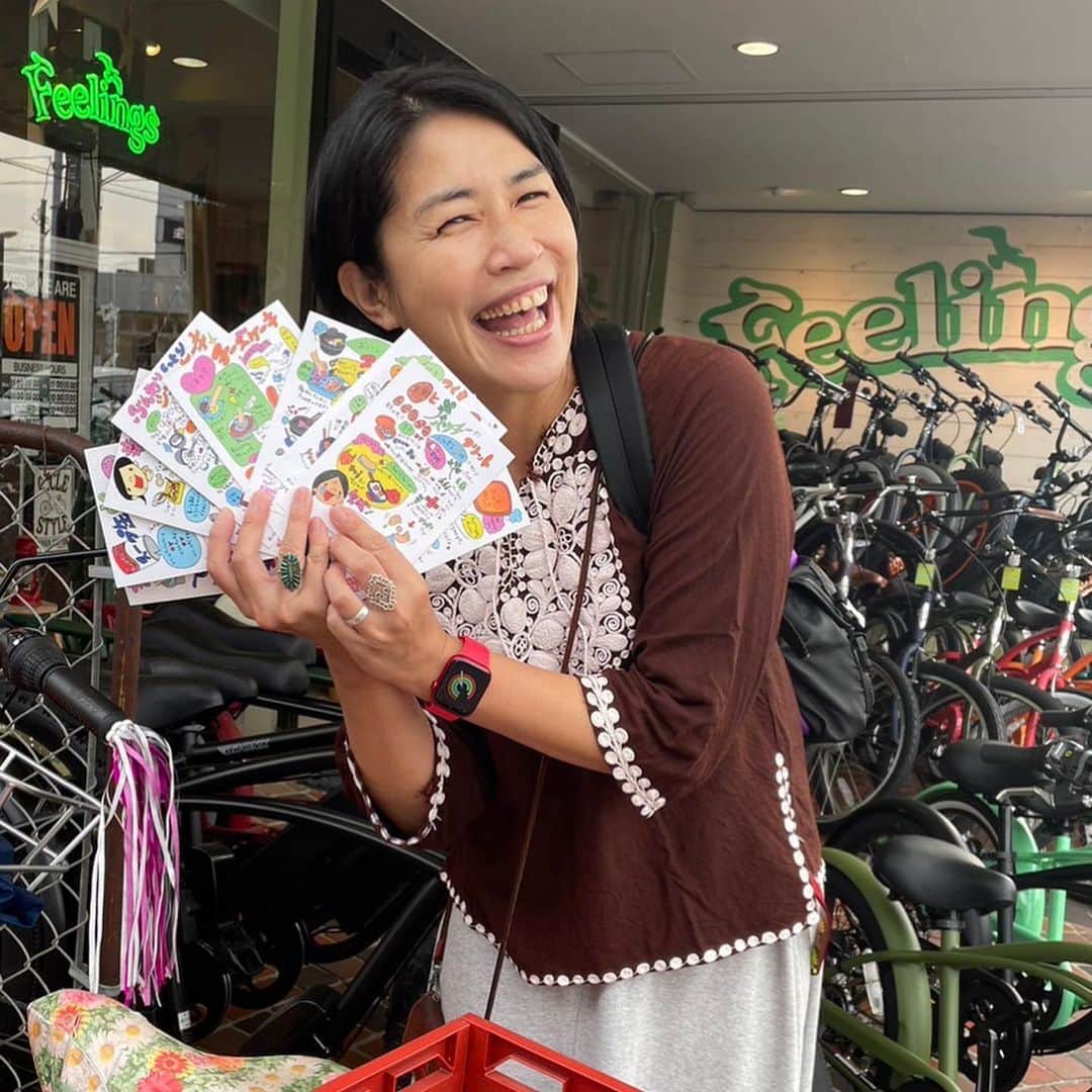 奥山佳恵さんのインスタグラム写真 - (奥山佳恵Instagram)「・ 売ってー！の嬉しいお声に 素直に答えて販売することに！  ただし、販売目的で制作していないハガキだったので 販売早々から在庫かぎりで残りわずかなものもあり笑  ご協力いただけた店舗は3つ！  写真1.2の @zakka.to.okazu.biyori さん → プロフィールにあるサイトから購入も可能！  写真3.4 @feelings_shonan さん ニュー自転車をプレゼントしてくれた 私の大切な第二の足である愛車のお店  写真5.6 @kissakolaboandpantry さん いつもミライがキッズお料理教室でお世話になってます！  写真7 私が所有しているハガキ 全部で10種類なんですが #妖怪すでに１枚足りない  お料理ベタの私が、イラストレシピなら！ 見ながら作れてわかりやすい！と思い 描いたものです。ご安心ください！  @kodomoe 「たのしむこそだて」で 140ほど重ねた連載から抜粋した、 #私が考案したレシピじゃないです  私の周りのお料理上手たちによる 選りすぐりすぎるレシピだから  #ご安心ください #安定のおいしさ  あ、もしかしたら #私によるレシピもひとつくらいあったかも  ひとつひとつのイラストレシピを販売してくださってる、 @zakka.to.okazu.biyori さんのWEBサイトでご確認を！ #ヨシエ発のをハズレとか思わないでよ ・」4月22日 17時47分 - okuyama_yoshie