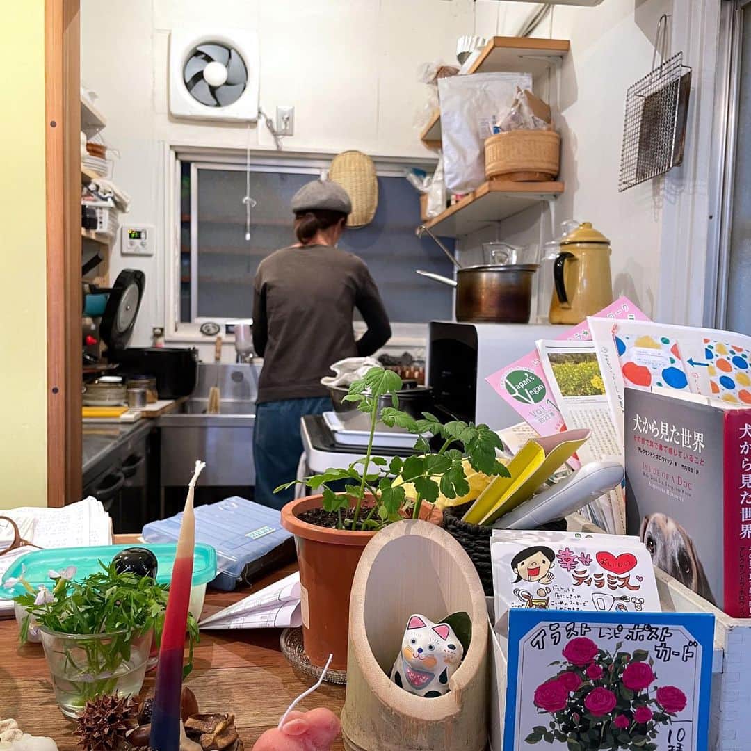 奥山佳恵さんのインスタグラム写真 - (奥山佳恵Instagram)「・ 売ってー！の嬉しいお声に 素直に答えて販売することに！  ただし、販売目的で制作していないハガキだったので 販売早々から在庫かぎりで残りわずかなものもあり笑  ご協力いただけた店舗は3つ！  写真1.2の @zakka.to.okazu.biyori さん → プロフィールにあるサイトから購入も可能！  写真3.4 @feelings_shonan さん ニュー自転車をプレゼントしてくれた 私の大切な第二の足である愛車のお店  写真5.6 @kissakolaboandpantry さん いつもミライがキッズお料理教室でお世話になってます！  写真7 私が所有しているハガキ 全部で10種類なんですが #妖怪すでに１枚足りない  お料理ベタの私が、イラストレシピなら！ 見ながら作れてわかりやすい！と思い 描いたものです。ご安心ください！  @kodomoe 「たのしむこそだて」で 140ほど重ねた連載から抜粋した、 #私が考案したレシピじゃないです  私の周りのお料理上手たちによる 選りすぐりすぎるレシピだから  #ご安心ください #安定のおいしさ  あ、もしかしたら #私によるレシピもひとつくらいあったかも  ひとつひとつのイラストレシピを販売してくださってる、 @zakka.to.okazu.biyori さんのWEBサイトでご確認を！ #ヨシエ発のをハズレとか思わないでよ ・」4月22日 17時47分 - okuyama_yoshie