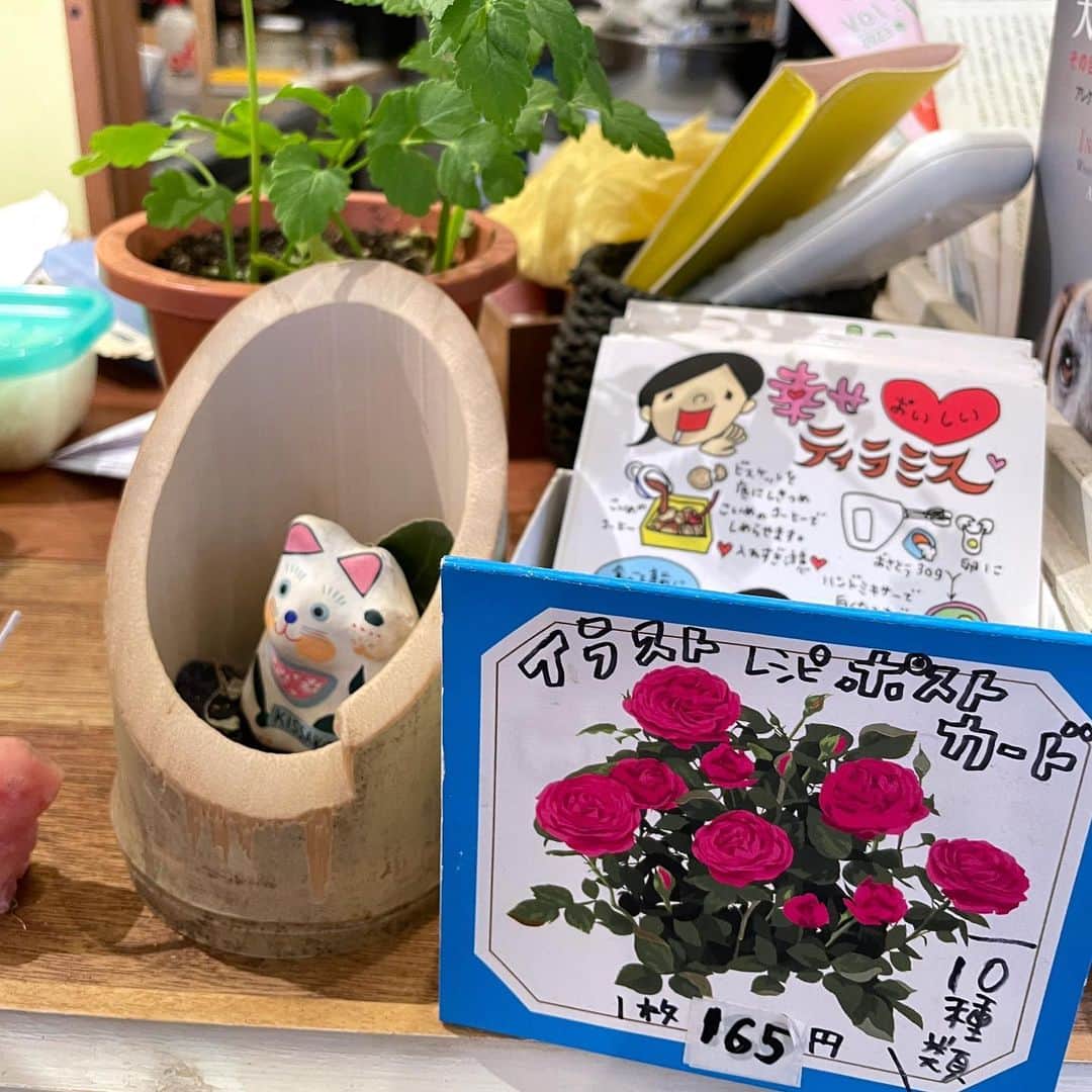 奥山佳恵さんのインスタグラム写真 - (奥山佳恵Instagram)「・ 売ってー！の嬉しいお声に 素直に答えて販売することに！  ただし、販売目的で制作していないハガキだったので 販売早々から在庫かぎりで残りわずかなものもあり笑  ご協力いただけた店舗は3つ！  写真1.2の @zakka.to.okazu.biyori さん → プロフィールにあるサイトから購入も可能！  写真3.4 @feelings_shonan さん ニュー自転車をプレゼントしてくれた 私の大切な第二の足である愛車のお店  写真5.6 @kissakolaboandpantry さん いつもミライがキッズお料理教室でお世話になってます！  写真7 私が所有しているハガキ 全部で10種類なんですが #妖怪すでに１枚足りない  お料理ベタの私が、イラストレシピなら！ 見ながら作れてわかりやすい！と思い 描いたものです。ご安心ください！  @kodomoe 「たのしむこそだて」で 140ほど重ねた連載から抜粋した、 #私が考案したレシピじゃないです  私の周りのお料理上手たちによる 選りすぐりすぎるレシピだから  #ご安心ください #安定のおいしさ  あ、もしかしたら #私によるレシピもひとつくらいあったかも  ひとつひとつのイラストレシピを販売してくださってる、 @zakka.to.okazu.biyori さんのWEBサイトでご確認を！ #ヨシエ発のをハズレとか思わないでよ ・」4月22日 17時47分 - okuyama_yoshie
