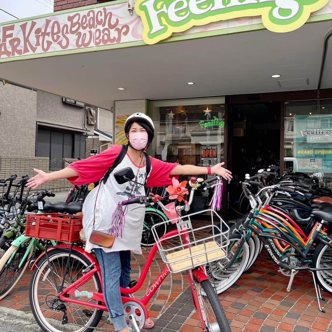 奥山佳恵さんのインスタグラム写真 - (奥山佳恵Instagram)「・ 売ってー！の嬉しいお声に 素直に答えて販売することに！  ただし、販売目的で制作していないハガキだったので 販売早々から在庫かぎりで残りわずかなものもあり笑  ご協力いただけた店舗は3つ！  写真1.2の @zakka.to.okazu.biyori さん → プロフィールにあるサイトから購入も可能！  写真3.4 @feelings_shonan さん ニュー自転車をプレゼントしてくれた 私の大切な第二の足である愛車のお店  写真5.6 @kissakolaboandpantry さん いつもミライがキッズお料理教室でお世話になってます！  写真7 私が所有しているハガキ 全部で10種類なんですが #妖怪すでに１枚足りない  お料理ベタの私が、イラストレシピなら！ 見ながら作れてわかりやすい！と思い 描いたものです。ご安心ください！  @kodomoe 「たのしむこそだて」で 140ほど重ねた連載から抜粋した、 #私が考案したレシピじゃないです  私の周りのお料理上手たちによる 選りすぐりすぎるレシピだから  #ご安心ください #安定のおいしさ  あ、もしかしたら #私によるレシピもひとつくらいあったかも  ひとつひとつのイラストレシピを販売してくださってる、 @zakka.to.okazu.biyori さんのWEBサイトでご確認を！ #ヨシエ発のをハズレとか思わないでよ ・」4月22日 17時47分 - okuyama_yoshie