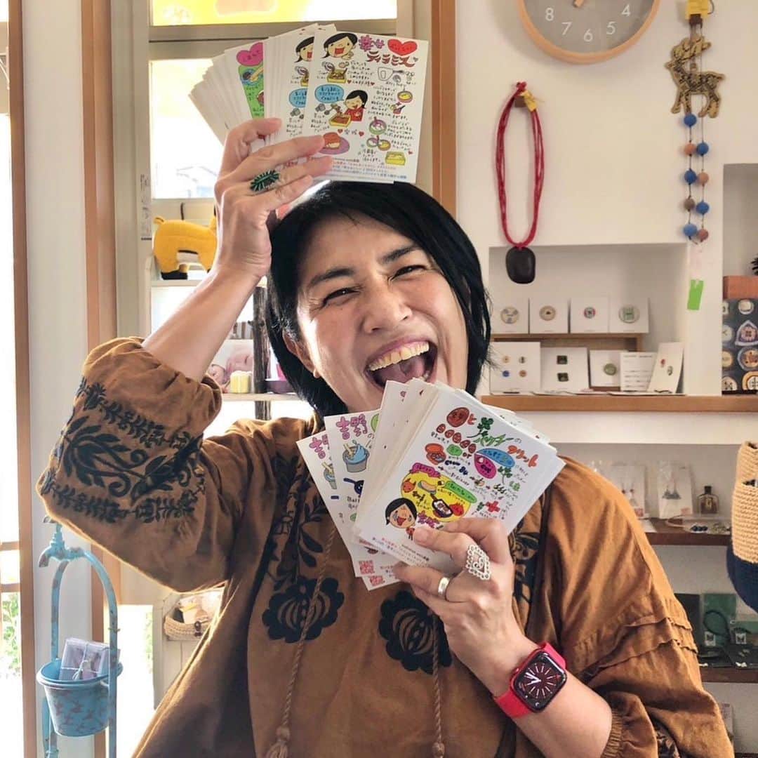 奥山佳恵さんのインスタグラム写真 - (奥山佳恵Instagram)「・ 売ってー！の嬉しいお声に 素直に答えて販売することに！  ただし、販売目的で制作していないハガキだったので 販売早々から在庫かぎりで残りわずかなものもあり笑  ご協力いただけた店舗は3つ！  写真1.2の @zakka.to.okazu.biyori さん → プロフィールにあるサイトから購入も可能！  写真3.4 @feelings_shonan さん ニュー自転車をプレゼントしてくれた 私の大切な第二の足である愛車のお店  写真5.6 @kissakolaboandpantry さん いつもミライがキッズお料理教室でお世話になってます！  写真7 私が所有しているハガキ 全部で10種類なんですが #妖怪すでに１枚足りない  お料理ベタの私が、イラストレシピなら！ 見ながら作れてわかりやすい！と思い 描いたものです。ご安心ください！  @kodomoe 「たのしむこそだて」で 140ほど重ねた連載から抜粋した、 #私が考案したレシピじゃないです  私の周りのお料理上手たちによる 選りすぐりすぎるレシピだから  #ご安心ください #安定のおいしさ  あ、もしかしたら #私によるレシピもひとつくらいあったかも  ひとつひとつのイラストレシピを販売してくださってる、 @zakka.to.okazu.biyori さんのWEBサイトでご確認を！ #ヨシエ発のをハズレとか思わないでよ ・」4月22日 17時47分 - okuyama_yoshie
