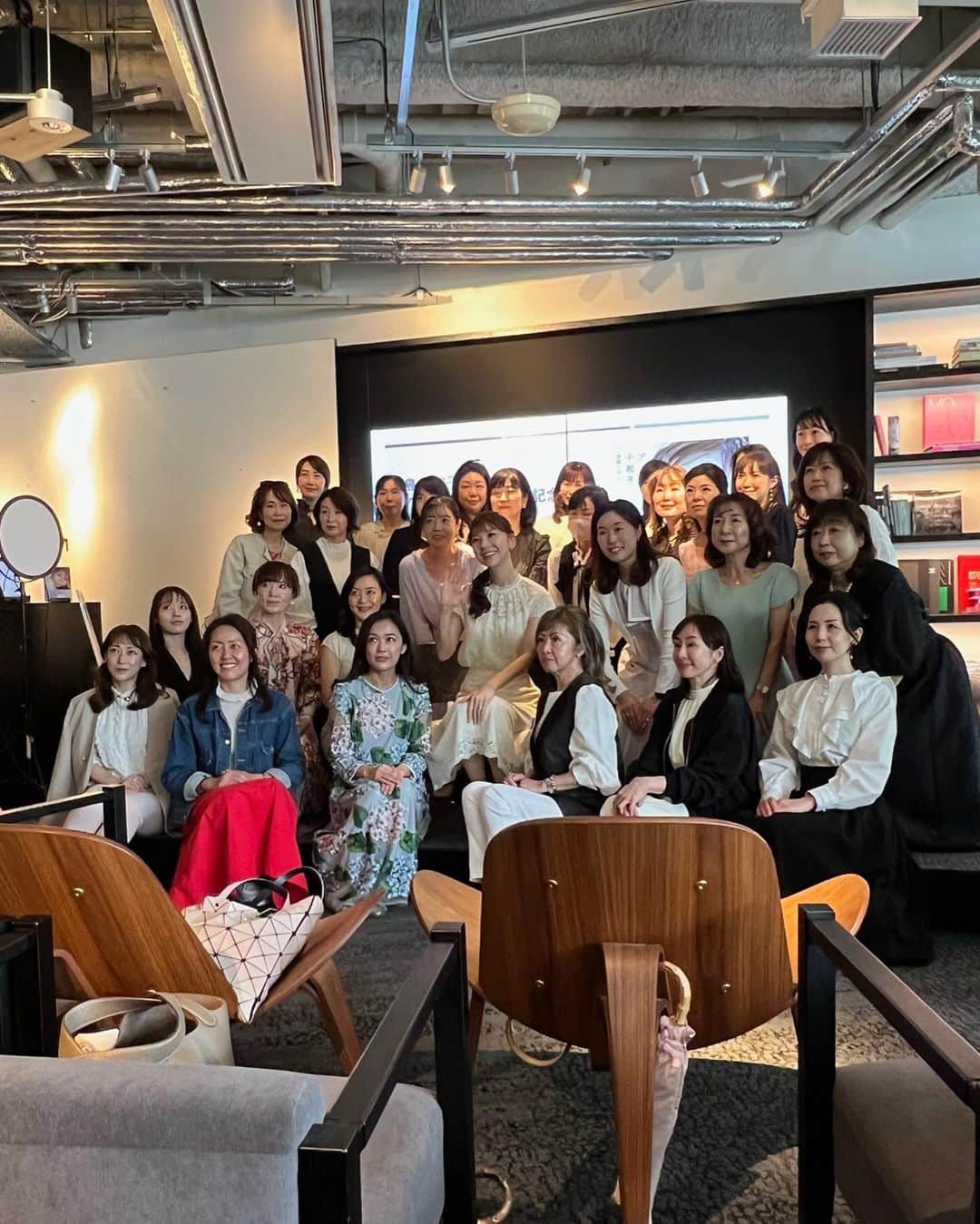 君島十和子さんのインスタグラム写真 - (君島十和子Instagram)「六本木TSUTAYA書店様にて @roppongi_tsutaya_books   『アラ還十和子』サイン本お渡し会を開催させて頂きました。  コロナ禍を経て、リアルイベントが出来ただけでも有り難いのに🙏🏻✨ あんなに沢山のお客様にお越し頂き、その上…🤭 サプライズケーキまで！ @ai_okada_   本の中の家族からの メッセージは今日、 初めて目にしましたので 思わず涙😢🙏🏻🥹✨  来て下さった皆様、 オンラインで見守って下さった皆様、 そして、こんな幸せな イベントにまで 結び付けて下さった お一人お一人に 感謝を伝えたいです。  ありがとうございました！  #tsutayabookstore  #六本木ヒルズ  #アラ還 #アラ還十和子 #発売記念イベント  #サプライズケーキ  #ftcbeauty  #君島十和子」4月22日 17時43分 - ftcbeauty.official