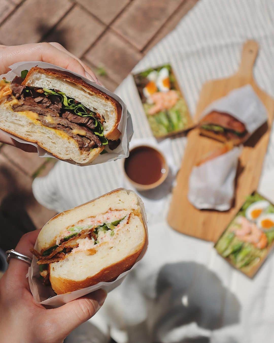 さんのインスタグラム写真 - (Instagram)「・ 天気が良かったのでさおちゃんとサンドイッチテイクアウトして公園ランチした日🍴  ☑︎LA Club @laclub_akasaka 📍赤坂駅徒歩2分  おすすめしてもらったお店で、日本初上陸LAソウルフードのディップして食べるサンドイッチで、ボリューミー🤤  カスタマイズでよく焼きにしてもらいましたが、ジューシーなお肉でランチから贅沢気分でした♡  もう一個は新メニューのオマール海老のディップサンドにしてみました🦐  外でランチできるこの季節、最高だよ🥺💕  #東京ランチ #東京グルメ#赤坂グルメ#赤坂ランチ #サンドイッチ #高級サンドイッチ #フレンチディップサンド #肉サンド #ステーキサンド #ロブスターサンド #ピクニック #ピクニックランチ #tokyogourmet #tokyosandwich #tokyolunch #pr」4月22日 17時44分 - natsukoakahani