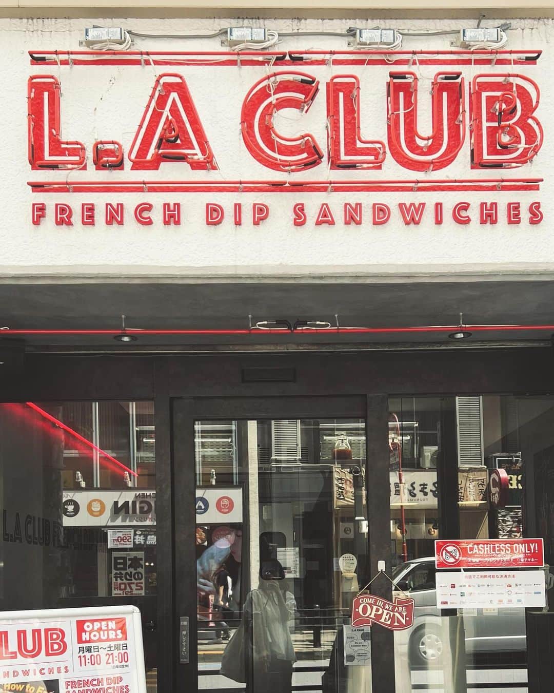 さんのインスタグラム写真 - (Instagram)「・ 天気が良かったのでさおちゃんとサンドイッチテイクアウトして公園ランチした日🍴  ☑︎LA Club @laclub_akasaka 📍赤坂駅徒歩2分  おすすめしてもらったお店で、日本初上陸LAソウルフードのディップして食べるサンドイッチで、ボリューミー🤤  カスタマイズでよく焼きにしてもらいましたが、ジューシーなお肉でランチから贅沢気分でした♡  もう一個は新メニューのオマール海老のディップサンドにしてみました🦐  外でランチできるこの季節、最高だよ🥺💕  #東京ランチ #東京グルメ#赤坂グルメ#赤坂ランチ #サンドイッチ #高級サンドイッチ #フレンチディップサンド #肉サンド #ステーキサンド #ロブスターサンド #ピクニック #ピクニックランチ #tokyogourmet #tokyosandwich #tokyolunch #pr」4月22日 17時44分 - natsukoakahani