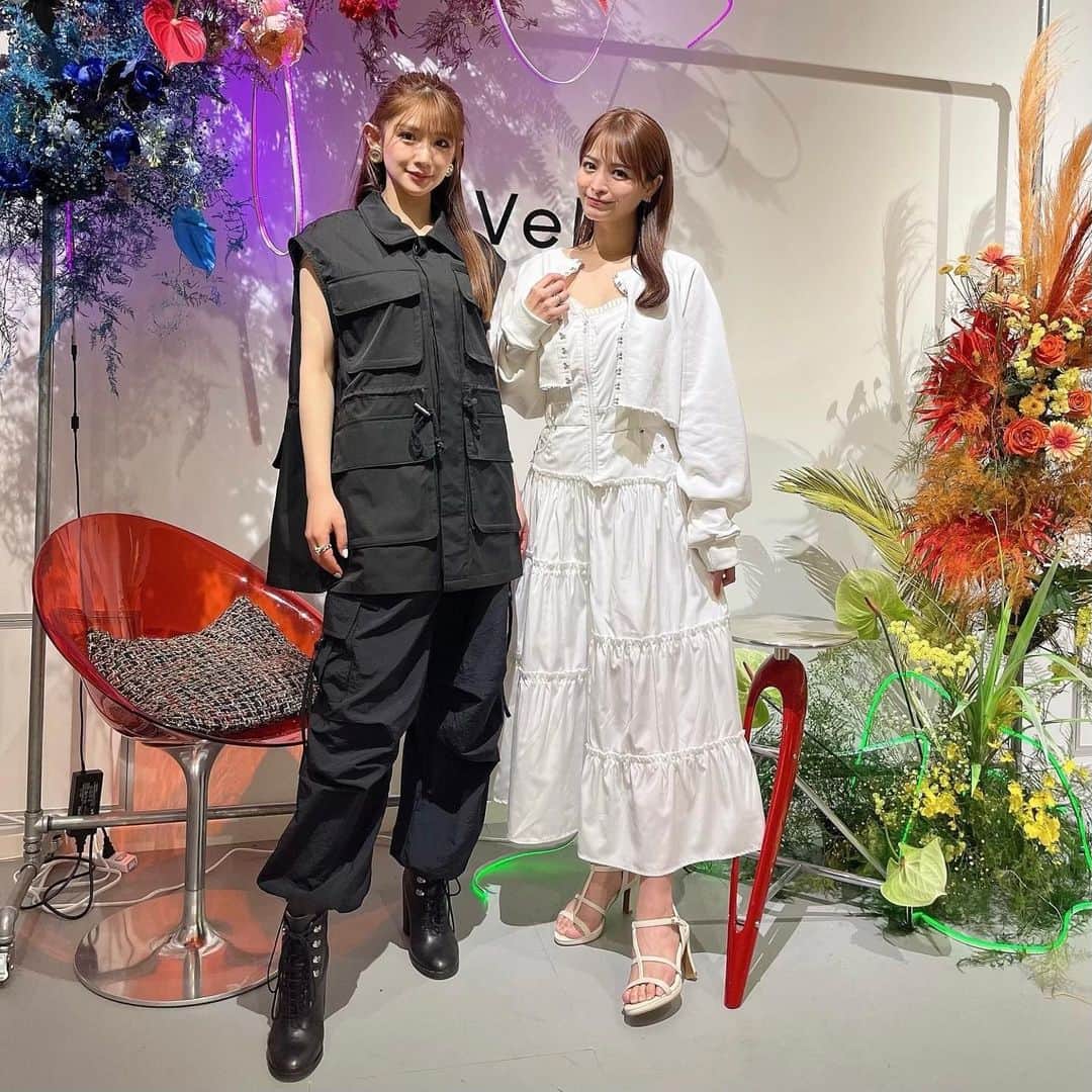 金山睦のインスタグラム：「新しいブランドの　@____velv のポップアップに、 @me_haruna.02 に誘ってもらって行ってきました☺️😇 コーデによって可愛くもかっこよくも楽しめるブランドでした🥰 めぐにゃんがゲットしたコーデと私がゲットしたコーデ、あえてそうしたわけじゃないのに、綺麗に真逆になりました😁😄 私がゲットしたコーデには、おうちにある黒のつばひろスエードハットと合わせたいなぁ🖤🖤  #fashionlover #春コーデ　#夏コーデ」
