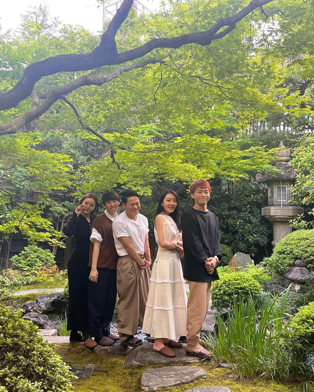 大野真理子さんのインスタグラム写真 - (大野真理子Instagram)「一泊二日の弾丸大人の修学旅行 at 京都。 柊屋さんに泊まり遠藤さんでお食事して アラビカコーヒー、梅園でみたらし 清水寺からの雲龍院というコースでした。 ひろみちゃん予約してくれて有難う！ @twins_tokyo  . 終始キレのあるトークと爆笑で あっという間の２日間。 またみんなで旅行行けるように頑張ろう🤍 @twins_tokyo @stylist_fukami @daaai_chan @fujiko0207  . youtubeライブも有難うございました！ １時間皆んなでライブして残ってるので 是非youtube見てみてね🫰🏻 チャンネル登録もお願いします🙇🏻‍♀️🤍 昨日登録してださった皆様有難うございます🙇🏻‍♀️ . 洋服や帽子は相変わらず @cosmeholictokyo  にまとめてあります。 #村の修学旅行#トーク力強化合宿」4月22日 17時50分 - skinholictokyo