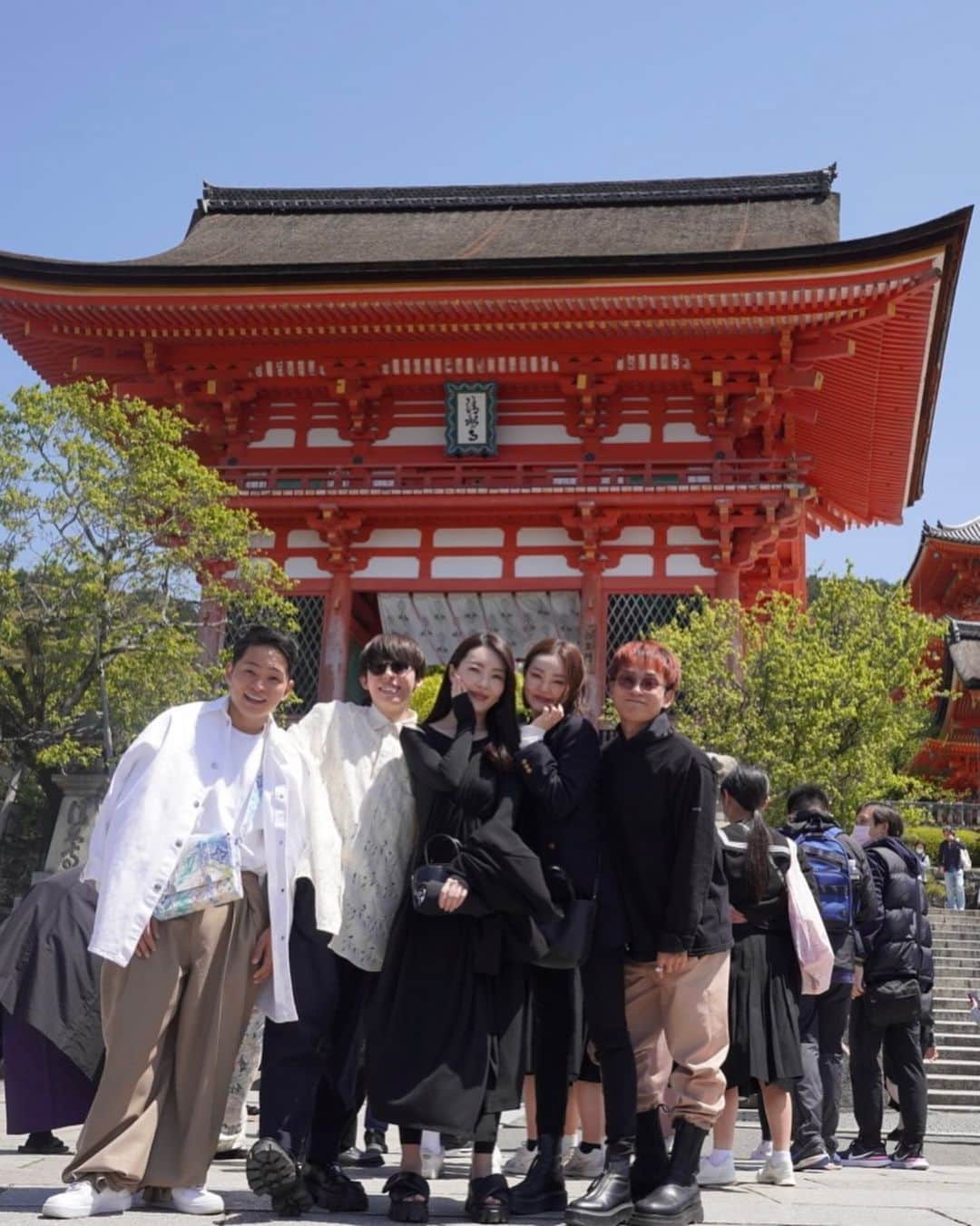 大野真理子さんのインスタグラム写真 - (大野真理子Instagram)「一泊二日の弾丸大人の修学旅行 at 京都。 柊屋さんに泊まり遠藤さんでお食事して アラビカコーヒー、梅園でみたらし 清水寺からの雲龍院というコースでした。 ひろみちゃん予約してくれて有難う！ @twins_tokyo  . 終始キレのあるトークと爆笑で あっという間の２日間。 またみんなで旅行行けるように頑張ろう🤍 @twins_tokyo @stylist_fukami @daaai_chan @fujiko0207  . youtubeライブも有難うございました！ １時間皆んなでライブして残ってるので 是非youtube見てみてね🫰🏻 チャンネル登録もお願いします🙇🏻‍♀️🤍 昨日登録してださった皆様有難うございます🙇🏻‍♀️ . 洋服や帽子は相変わらず @cosmeholictokyo  にまとめてあります。 #村の修学旅行#トーク力強化合宿」4月22日 17時50分 - skinholictokyo