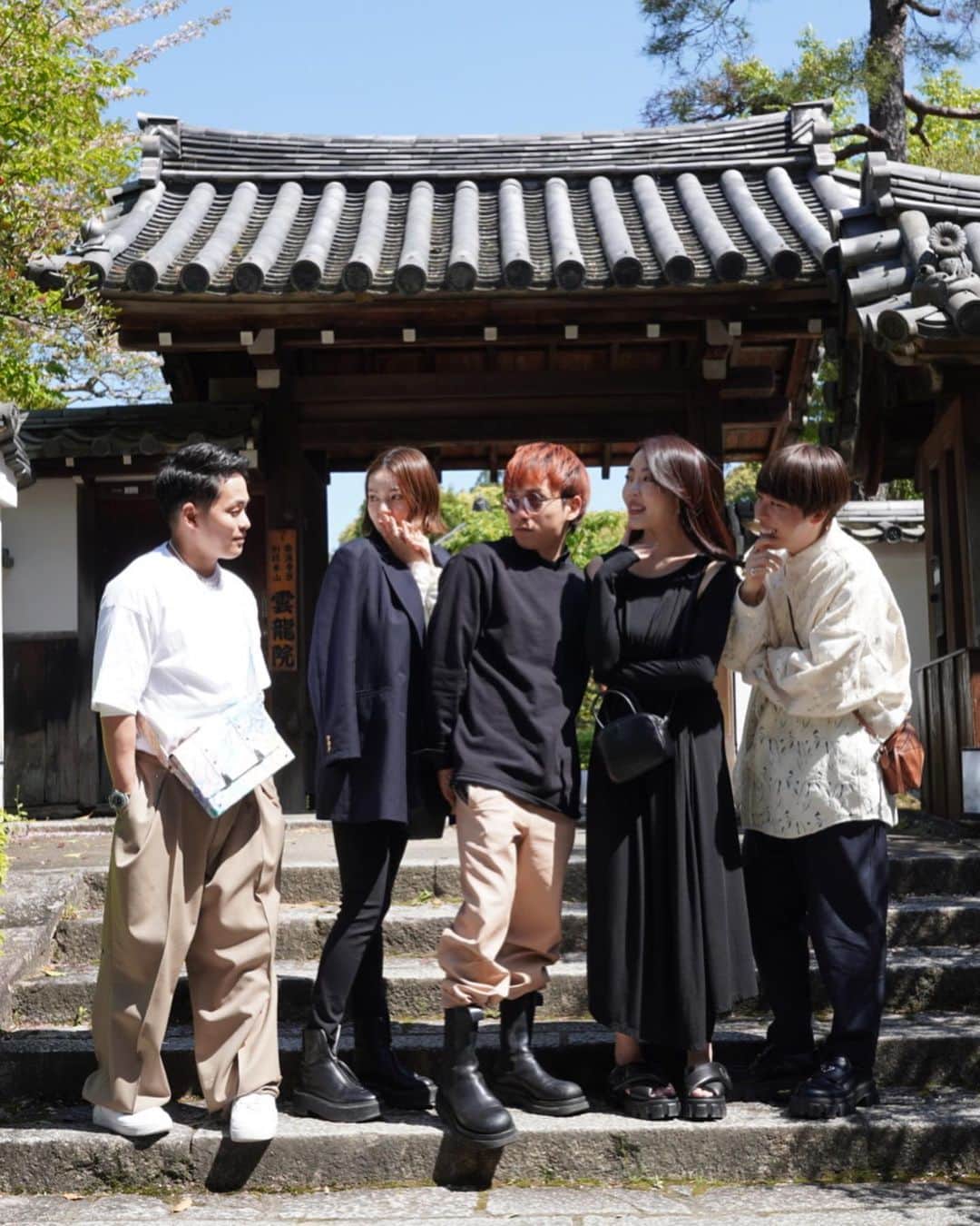 大野真理子さんのインスタグラム写真 - (大野真理子Instagram)「一泊二日の弾丸大人の修学旅行 at 京都。 柊屋さんに泊まり遠藤さんでお食事して アラビカコーヒー、梅園でみたらし 清水寺からの雲龍院というコースでした。 ひろみちゃん予約してくれて有難う！ @twins_tokyo  . 終始キレのあるトークと爆笑で あっという間の２日間。 またみんなで旅行行けるように頑張ろう🤍 @twins_tokyo @stylist_fukami @daaai_chan @fujiko0207  . youtubeライブも有難うございました！ １時間皆んなでライブして残ってるので 是非youtube見てみてね🫰🏻 チャンネル登録もお願いします🙇🏻‍♀️🤍 昨日登録してださった皆様有難うございます🙇🏻‍♀️ . 洋服や帽子は相変わらず @cosmeholictokyo  にまとめてあります。 #村の修学旅行#トーク力強化合宿」4月22日 17時50分 - skinholictokyo