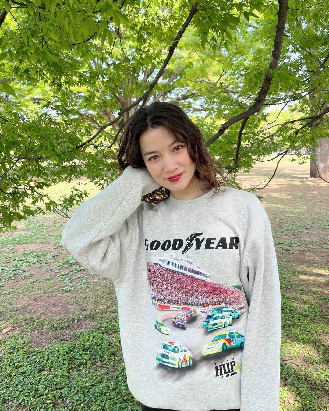 FEMMさんのインスタグラム写真 - (FEMMInstagram)「LuLa and I enjoyed warm weather at the park🏵️  Thank u @hufjp for this cool  @hufworldwide x @goodyear sweat shirt🏎🛞   R  #hufjp #huf #goodyear #femm」4月22日 17時51分 - femm____