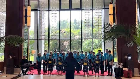 Hyatt Regency Naha Okinawaのインスタグラム：「Songs for Earth Day  #那覇少年少女合唱団 と #南風原少年少女合唱団 の子どもたちが歌ってくれた #沖縄のわらべうた には自然の情景を歌ったものがたくさんあります  たとえば #ジンジン とは沖縄の言葉で #蛍 のこと 当館向かいにあるやちむん誕生の地として知られる #壺屋 は清らかな水源に恵まれた場所としても知られており、蛍がたくさんいました いまでも #すーじぐわあ （沖縄の言葉で「細い路地」の意味）を歩いていると見ることができます  #アカナー は夕焼けのこと 夕焼けが美しく見えるのは、空気が澄んでいるからこそです  子どもたちが選曲してくれた #アースデイ にぴったりの歌です」