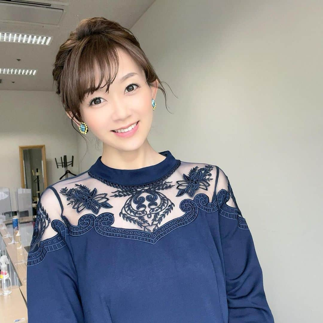 岡部玲子さんのインスタグラム写真 - (岡部玲子Instagram)「本日の衣装とヘアアレンジ✨  (@andyoudressingroom )さんの ネイビーのワンピースは デコルテまわりのレースと スタンドネックが大人な雰囲気✨  番組では見えない部分ですが ポケットの部分に鳥さんがいました✨  髪の毛は スタンドネックでもスッキリ見える 編み込みまとめアレンジに✨  後ろ姿を見て これまた感動なアレンジでした🥹  アクセサリーも 大ぶりでキラッキラ✨  素敵なスタイリングに感謝です🙏✨  🏇は#ガッツリマイナス  でした😭  また「締切」と表示されたレースは 当たっているという😢  それが当たっていたとしても 大きくマイナスですけど ちょっと違うだけでも だいぶ違います😅  明日頑張るさ💪  皆様も良い週末を お過ごしくださいね😉  京都競馬場におじゃました時のお写真は ストーリーズにちょこちょこ載せていましたが また改めてアップしますね✌️  今日もご視聴頂きました皆様✨ ありがとうございました☺️  #岡部玲子 #タレント　#レポーター　#競馬　#競馬キャスター　#グリーンチャンネル　#生放送　#競馬中継　#衣装　#ヘアアレンジ　#アクセサリー　#tvshow #dress #hairarrange #accessories #🏇」4月22日 17時53分 - reiko_okabe