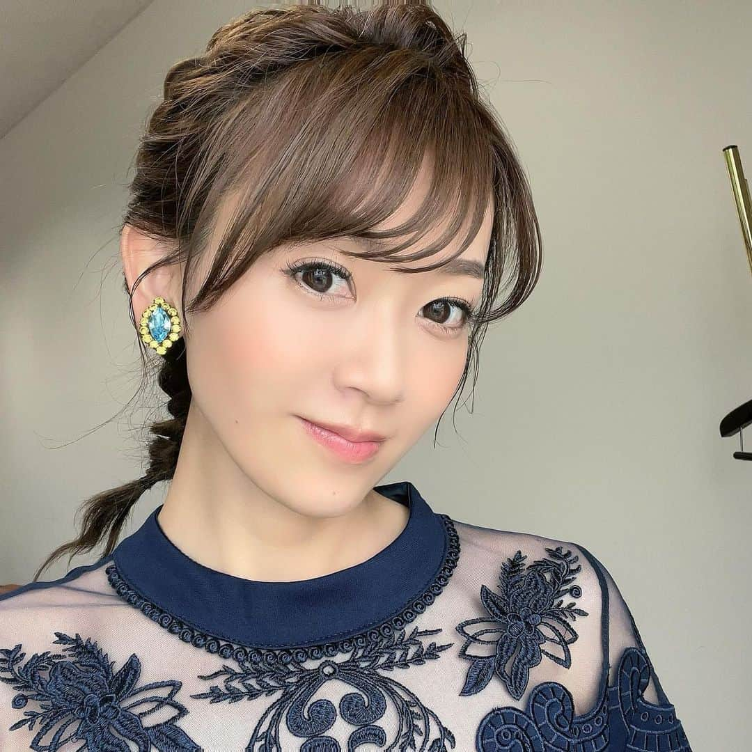 岡部玲子さんのインスタグラム写真 - (岡部玲子Instagram)「本日の衣装とヘアアレンジ✨  (@andyoudressingroom )さんの ネイビーのワンピースは デコルテまわりのレースと スタンドネックが大人な雰囲気✨  番組では見えない部分ですが ポケットの部分に鳥さんがいました✨  髪の毛は スタンドネックでもスッキリ見える 編み込みまとめアレンジに✨  後ろ姿を見て これまた感動なアレンジでした🥹  アクセサリーも 大ぶりでキラッキラ✨  素敵なスタイリングに感謝です🙏✨  🏇は#ガッツリマイナス  でした😭  また「締切」と表示されたレースは 当たっているという😢  それが当たっていたとしても 大きくマイナスですけど ちょっと違うだけでも だいぶ違います😅  明日頑張るさ💪  皆様も良い週末を お過ごしくださいね😉  京都競馬場におじゃました時のお写真は ストーリーズにちょこちょこ載せていましたが また改めてアップしますね✌️  今日もご視聴頂きました皆様✨ ありがとうございました☺️  #岡部玲子 #タレント　#レポーター　#競馬　#競馬キャスター　#グリーンチャンネル　#生放送　#競馬中継　#衣装　#ヘアアレンジ　#アクセサリー　#tvshow #dress #hairarrange #accessories #🏇」4月22日 17時53分 - reiko_okabe