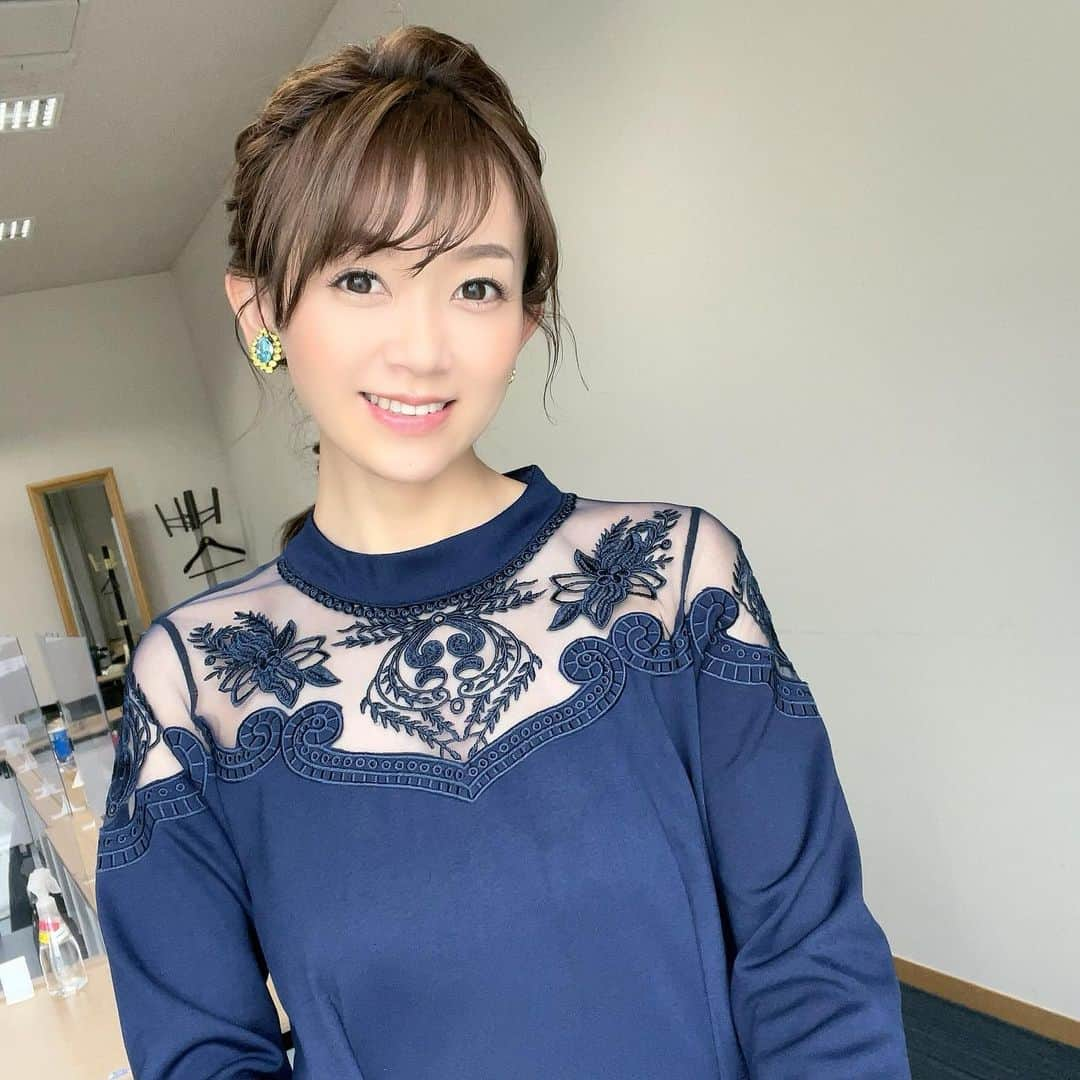 岡部玲子さんのインスタグラム写真 - (岡部玲子Instagram)「本日の衣装とヘアアレンジ✨  (@andyoudressingroom )さんの ネイビーのワンピースは デコルテまわりのレースと スタンドネックが大人な雰囲気✨  番組では見えない部分ですが ポケットの部分に鳥さんがいました✨  髪の毛は スタンドネックでもスッキリ見える 編み込みまとめアレンジに✨  後ろ姿を見て これまた感動なアレンジでした🥹  アクセサリーも 大ぶりでキラッキラ✨  素敵なスタイリングに感謝です🙏✨  🏇は#ガッツリマイナス  でした😭  また「締切」と表示されたレースは 当たっているという😢  それが当たっていたとしても 大きくマイナスですけど ちょっと違うだけでも だいぶ違います😅  明日頑張るさ💪  皆様も良い週末を お過ごしくださいね😉  京都競馬場におじゃました時のお写真は ストーリーズにちょこちょこ載せていましたが また改めてアップしますね✌️  今日もご視聴頂きました皆様✨ ありがとうございました☺️  #岡部玲子 #タレント　#レポーター　#競馬　#競馬キャスター　#グリーンチャンネル　#生放送　#競馬中継　#衣装　#ヘアアレンジ　#アクセサリー　#tvshow #dress #hairarrange #accessories #🏇」4月22日 17時53分 - reiko_okabe