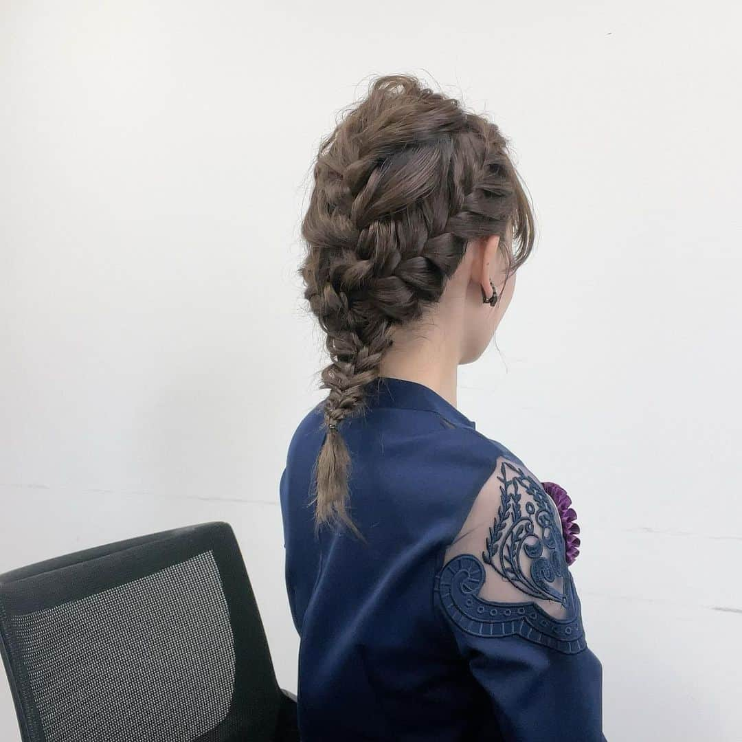 岡部玲子さんのインスタグラム写真 - (岡部玲子Instagram)「本日の衣装とヘアアレンジ✨  (@andyoudressingroom )さんの ネイビーのワンピースは デコルテまわりのレースと スタンドネックが大人な雰囲気✨  番組では見えない部分ですが ポケットの部分に鳥さんがいました✨  髪の毛は スタンドネックでもスッキリ見える 編み込みまとめアレンジに✨  後ろ姿を見て これまた感動なアレンジでした🥹  アクセサリーも 大ぶりでキラッキラ✨  素敵なスタイリングに感謝です🙏✨  🏇は#ガッツリマイナス  でした😭  また「締切」と表示されたレースは 当たっているという😢  それが当たっていたとしても 大きくマイナスですけど ちょっと違うだけでも だいぶ違います😅  明日頑張るさ💪  皆様も良い週末を お過ごしくださいね😉  京都競馬場におじゃました時のお写真は ストーリーズにちょこちょこ載せていましたが また改めてアップしますね✌️  今日もご視聴頂きました皆様✨ ありがとうございました☺️  #岡部玲子 #タレント　#レポーター　#競馬　#競馬キャスター　#グリーンチャンネル　#生放送　#競馬中継　#衣装　#ヘアアレンジ　#アクセサリー　#tvshow #dress #hairarrange #accessories #🏇」4月22日 17時53分 - reiko_okabe