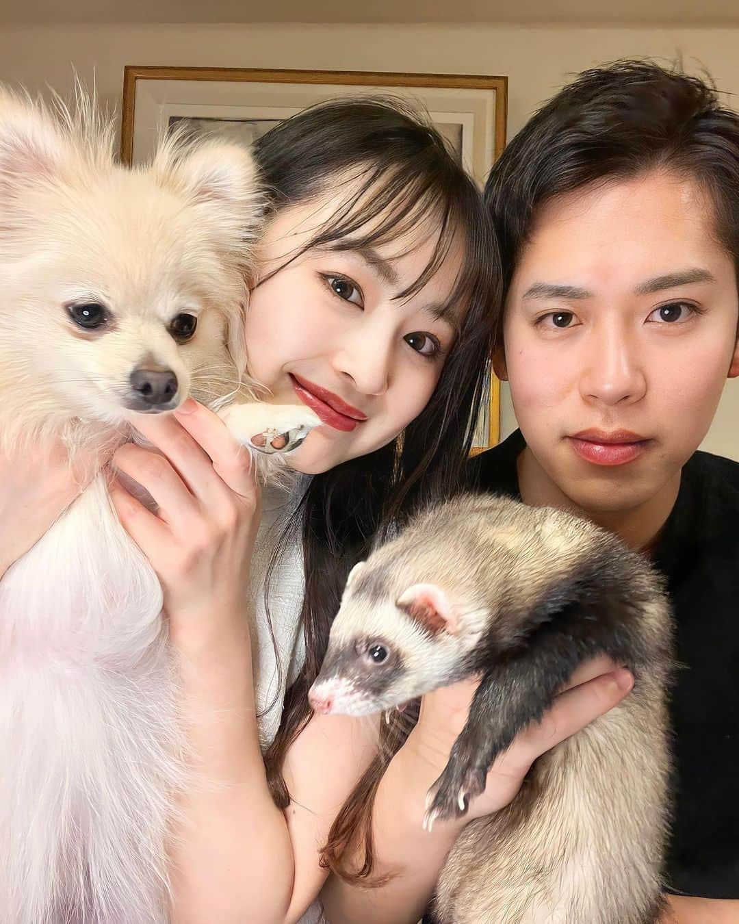 待鳥志織さんのインスタグラム写真 - (待鳥志織Instagram)「2023.04.22💍 本日入籍しました🕊  これから金子志織になります 宜しくお願いします♡  記念に家族写真撮った~🌸 相変わらずだいふくとマロンがお互いに ちょっかいかけて大変だった(笑)  そして婚姻届は特別なものがよくて (@justmarried_design )さんに お願いしました☺️」4月22日 18時04分 - __.shiori_