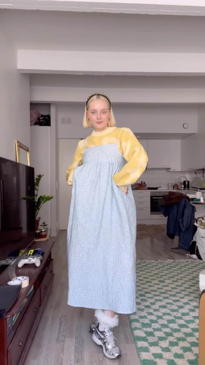 マリメッコのインスタグラム：「What to do when you want to celebrate spring in your favorite dress but it’s not quite warm enough? Lovely @emilia.tamminen shows us how to save the more chilly spring days in our Moderni Unikko knitted wool sweater! 😍💛  Explore our spring knits at marimekko.com and in-store. #marimekko」