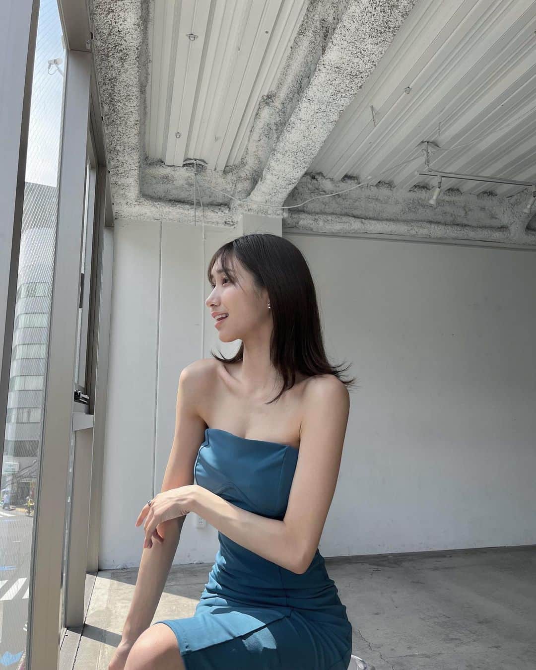 荒山みなみのインスタグラム：「・ チューブトップって 1番首回り綺麗に見えるから大好き🩵」
