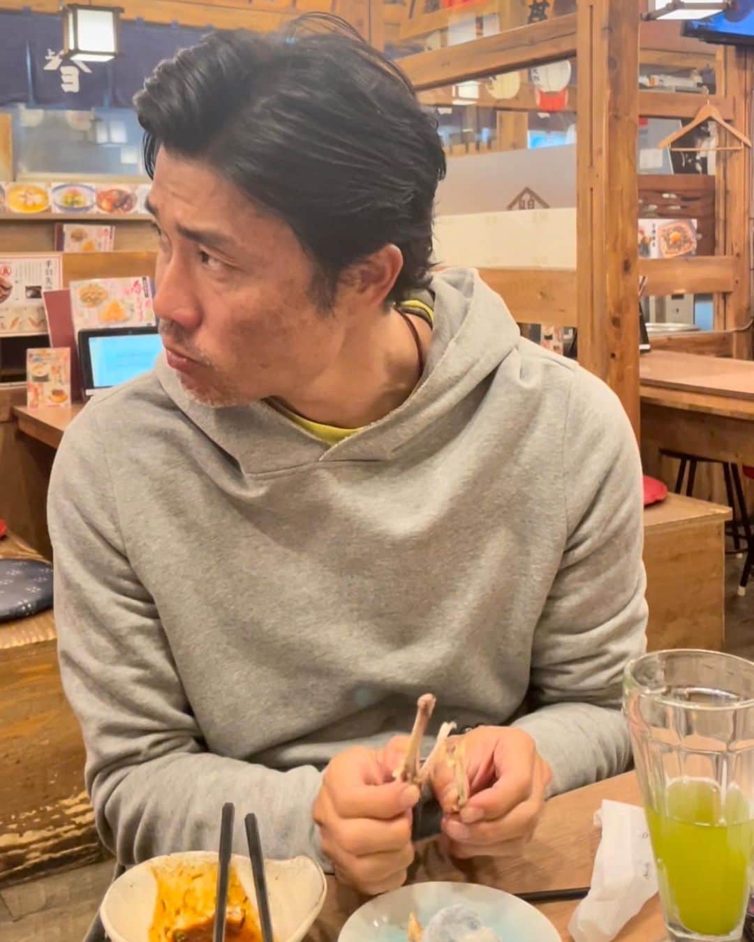 末續慎吾のインスタグラム：「⁡ 熱いシリーズ・新Ver ⁡ ⁡ 手羽先を食べました。 ⁡ 手羽先は熱かった。 ⁡ アチッ。 ⁡ アース。　　　 ⁡ ⁡ #熱いシリーズ・新Ver#カット割り#手羽先大好物#今週もお疲れ様でした」