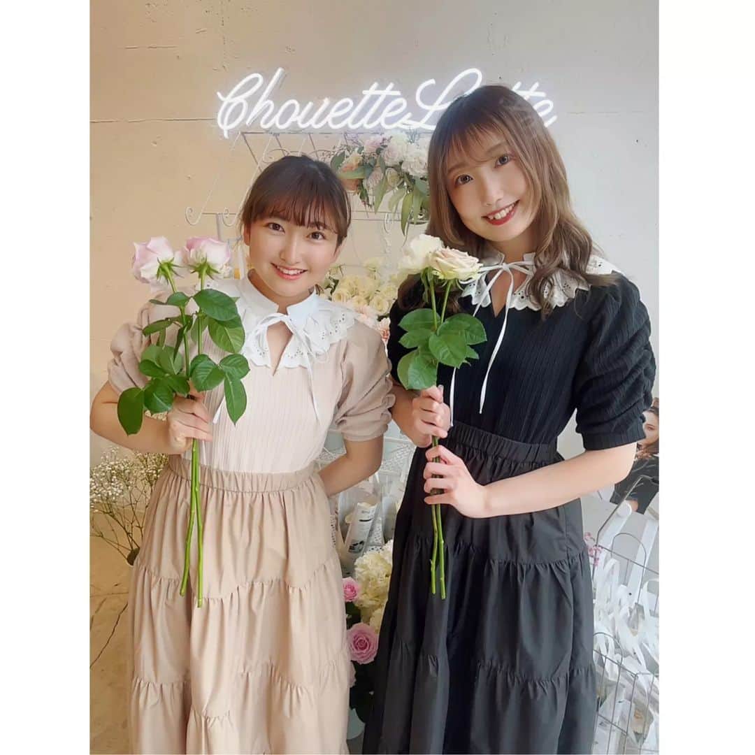 のインスタグラム：「☆。.:＊・゜ Chloeの色がどっちもめっちゃ可愛くて、どっち買おうー！ってまだ迷ってます（笑） ちなみに今日は大好きなりささんとシュエラテKittyでお揃っちコーデでした〜！！(*^^*)✨💛 そして、りささんから卒業+誕生日プレゼント頂いちゃった·····😳🙏優しい🥺ありがとうございます！！  #Chouettelatte」