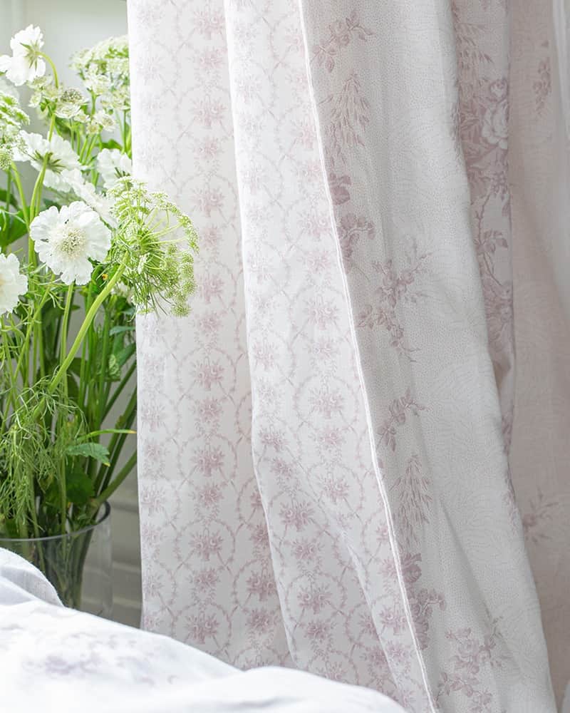 キャベジズ&ローゼズさんのインスタグラム写真 - (キャベジズ&ローゼズInstagram)「In delicate shades of lilac Julia works perfectly with Cabbages & Roses Charlotte design in the same colour. Perfect for linings, curtains and accessories.  #CabbagesandRoses #Lilac #Fabrics #Linens #Interiors」4月22日 18時00分 - cabbages_and_roses