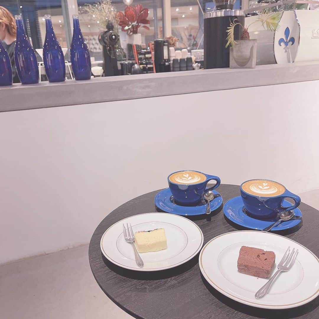戸奈あゆみのインスタグラム：「自由が丘のオシャレカフェ💓  店員さんがフランクに話しかけてくれたのが楽しかった😆 ドリンクもケーキもホントに美味しかったよ！笑  #カフェ #カフェ巡り #カフェ部 #カフェ好きな人と繋がりたい #カフェ活  #東京カフェ #ケーキ #スイーツ #スイーツ好きな人と繋がりたい #スイーツ部 #スイーツ巡り #自由が丘カフェ  #自由が丘グルメ」