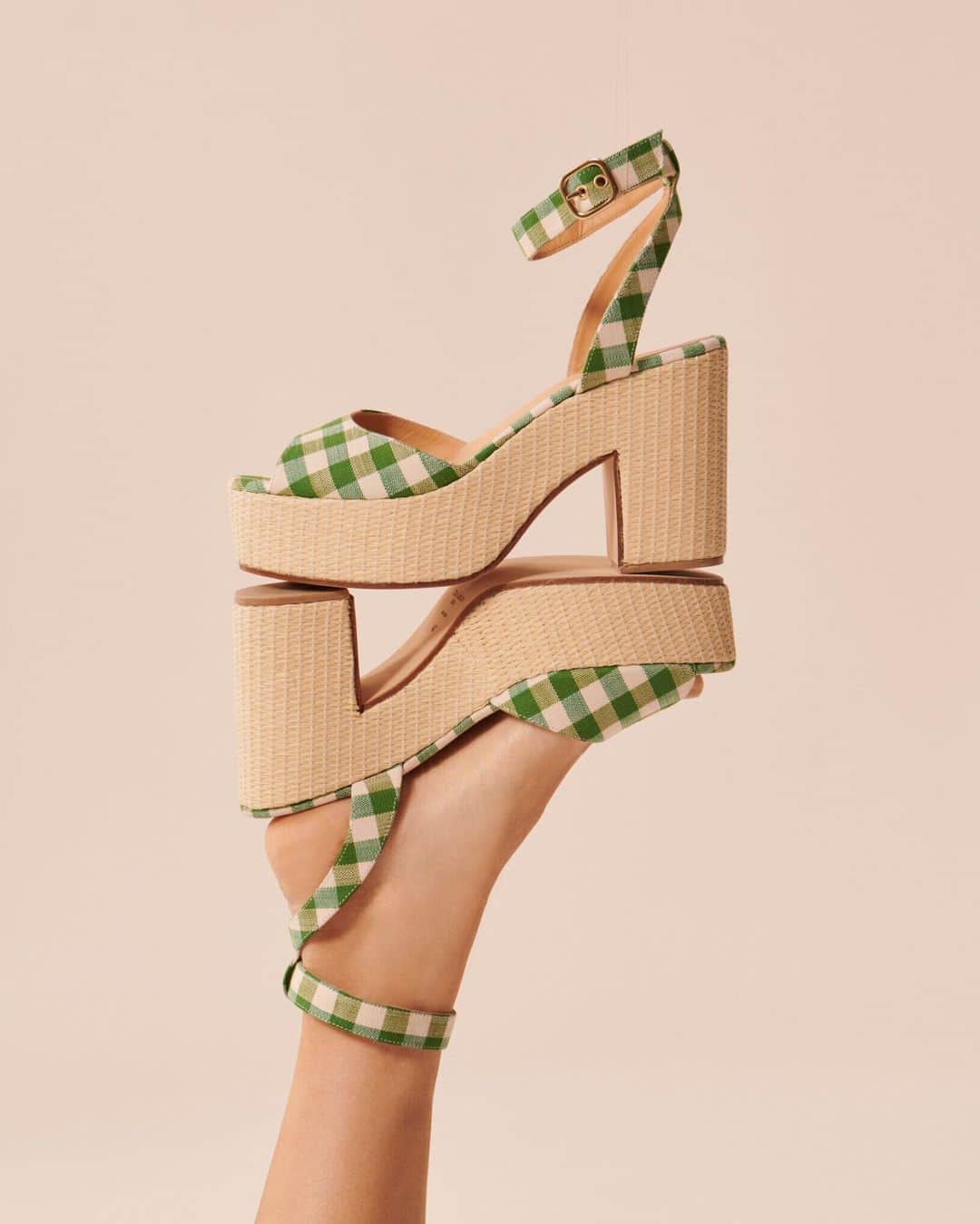 タラジャーモンのインスタグラム：「Feet can be fashionable too !  #tarajarmon #fashion #PE23 #newin」