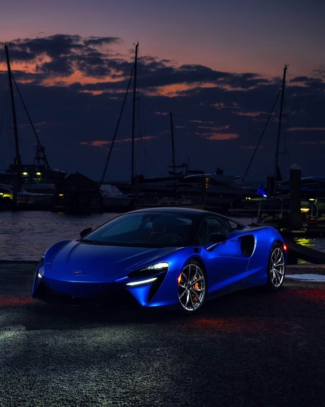 McLaren Automotiveのインスタグラム：「Sculpted to harness airflow to maximum effect. #McLaren #McLarenArtura #CarsofInstagram」