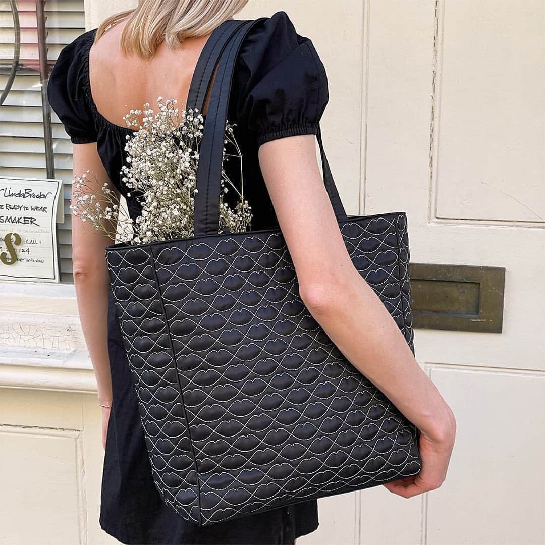 ルルギネスのインスタグラム：「Large, lightweight, lip-quilted...Lyra! AKA the perfect tote 🙌  Shop via the link in bio.  #LuluGuinness」