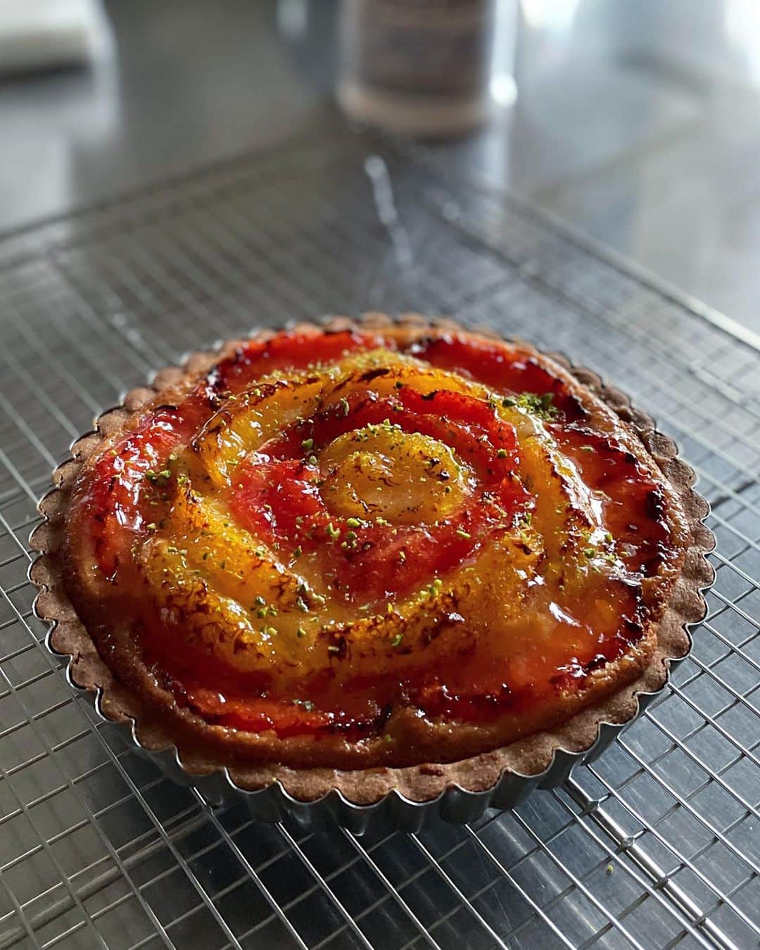 maiのインスタグラム：「2023年4月22日  🎶柑橘のタルト🎶  明日の試食用です。  柑橘の焼き込みタルトは その水分のせいで 中のクレームダマンドに なかなか火が通らなかったり そうこうしているうちに フルーツが焦げたりします。  そこをうまくハンドリングするのが 面白くもありますが。  今日はレッスンとは別の 裏技で焼きました。  裏技だらけよ😅💦  けれども裏技だらけの 基礎レッスンなんて やっぱり良いとは言えないから  まっとうに焼くべし😅  #柑橘タルト #お菓子レッスン #お菓子教室 #ミルガトー #国産オレンジ」