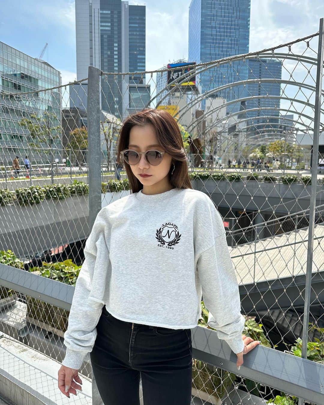なーちゃんのインスタグラム：「なーちゃん個人アパレル販売開始です👀 やっとやっとみんなに届けられる🥹　  いつもみんなが応援してくれるから、少しでも期待に応えられるようになーちゃん個人で何かみんなに届けたいなと思って今回アパレルの制作を決定しました！ 初めてのことだらけで発表するまで不安でいっぱいだったけど、たくさんの人が着たい！って言ってくれて本当に嬉しいです🥲 私の大好きなかけまらーのみんなに感謝を届けられるように作ったので、是非手に入れて欲しいです☺️ 感想もいっぱい聞かせてね🙆‍♀️  #なーちゃん #なーちゃん服 #スウェット #アパレル #かけまる」