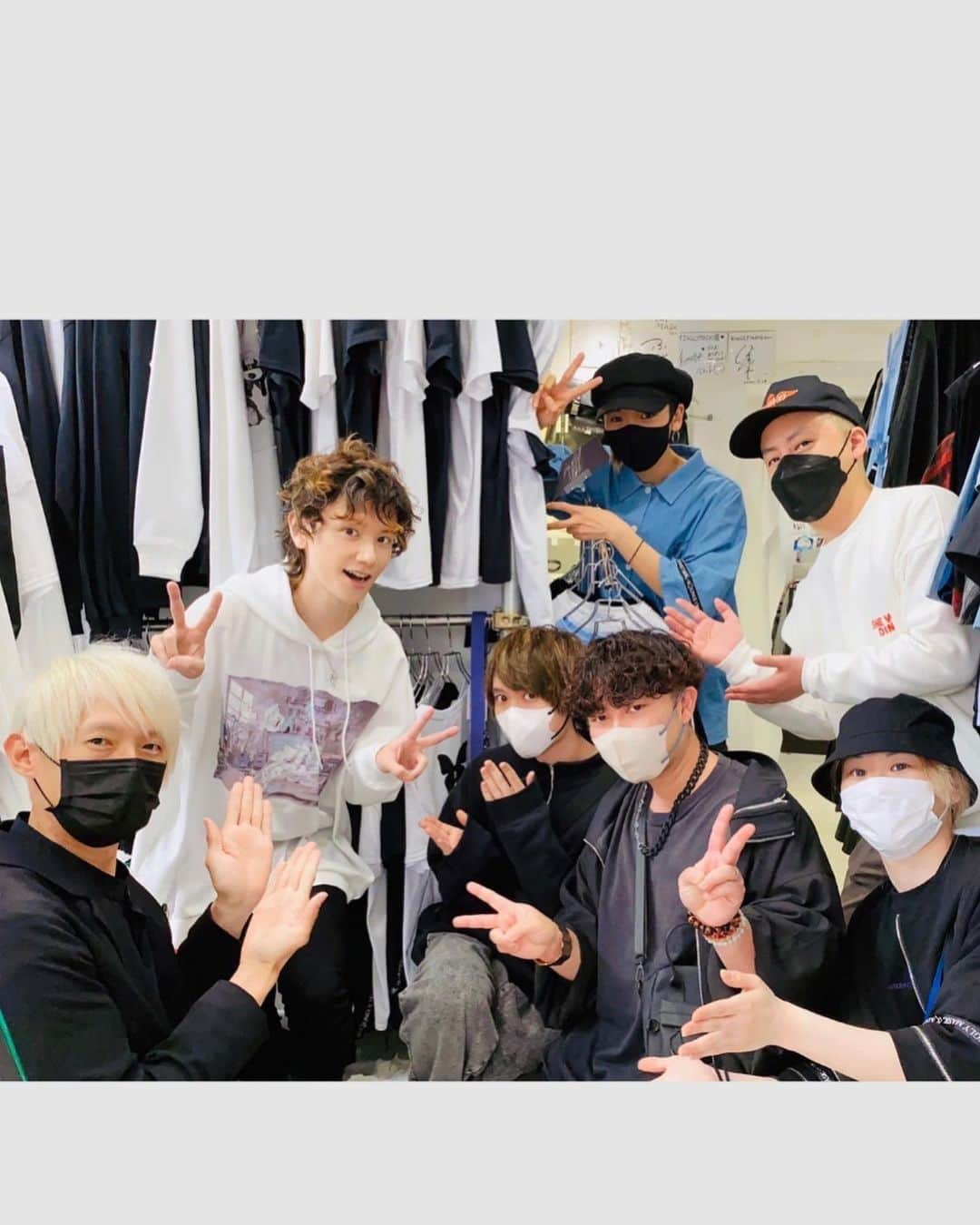 KENNさんのインスタグラム写真 - (KENNInstagram)「イベント終了！  アパレルブランド『KINGLYMASK』さんとのコラボで服や小物を出させていただきました。 本当に沢山のお買い上げありがとうございました。 そしてイベントもお越しいただき感謝です。 また催しものがありましたらその時はまたよろしくお願い致します！  #KINGLYMASK #キングリーマスク #アパレルコラボ #KENN #けんぬ #声優  #無理のない範囲でよろしくね #もし次があったらどんなグッズ欲しい？」4月22日 18時07分 - kennu324