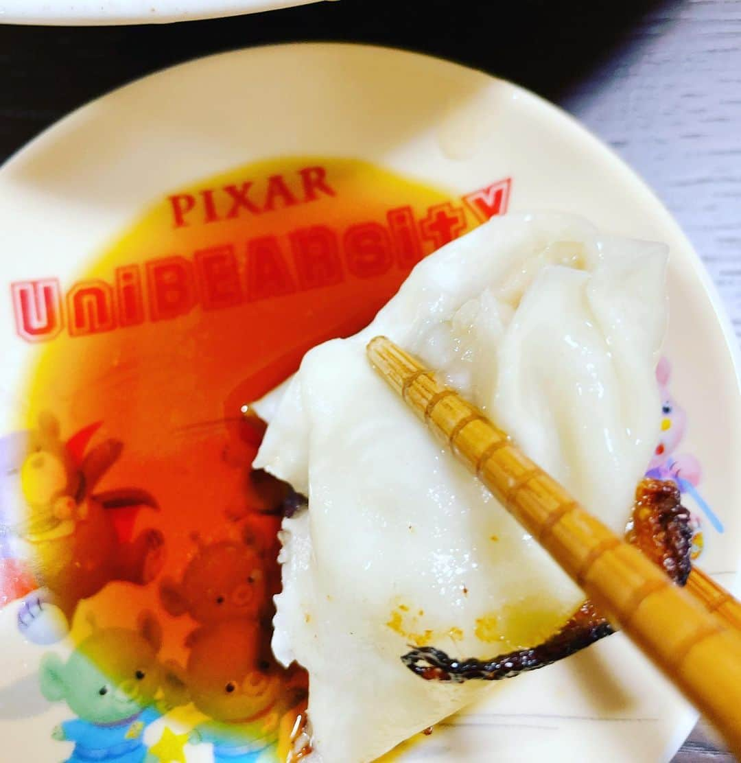 向清太朗さんのインスタグラム写真 - (向清太朗Instagram)「餃餃餃〜！ もう冷凍餃子がこんなに美味しかったら店で食べる意味ある！？ 餃子屋はまだのにんにく餃子はこれから餃子職人になろうと思う人の心を折るんじゃないか？ そう思わせる旨さ！肉汁！にんにく！ これ食べながら昼から晩酌… 最高の週末になる餃〜！  #餃子 #にんにく餃子 #餃子屋はまだ #餃子君 #美味い #冷凍お取り寄せ餃子美味い #そして #僕自身 #どんどん焼くの上手くなってる #きつね色マスターだ #もっちりこんがりマスターでもある #餃子屋やりたい #餃子屋むかい #すぐ潰れそう #いつか作りたいオリジナル餃子 #川島ねごと #天津向 #餃餃餃」4月22日 18時08分 - tensinmukai