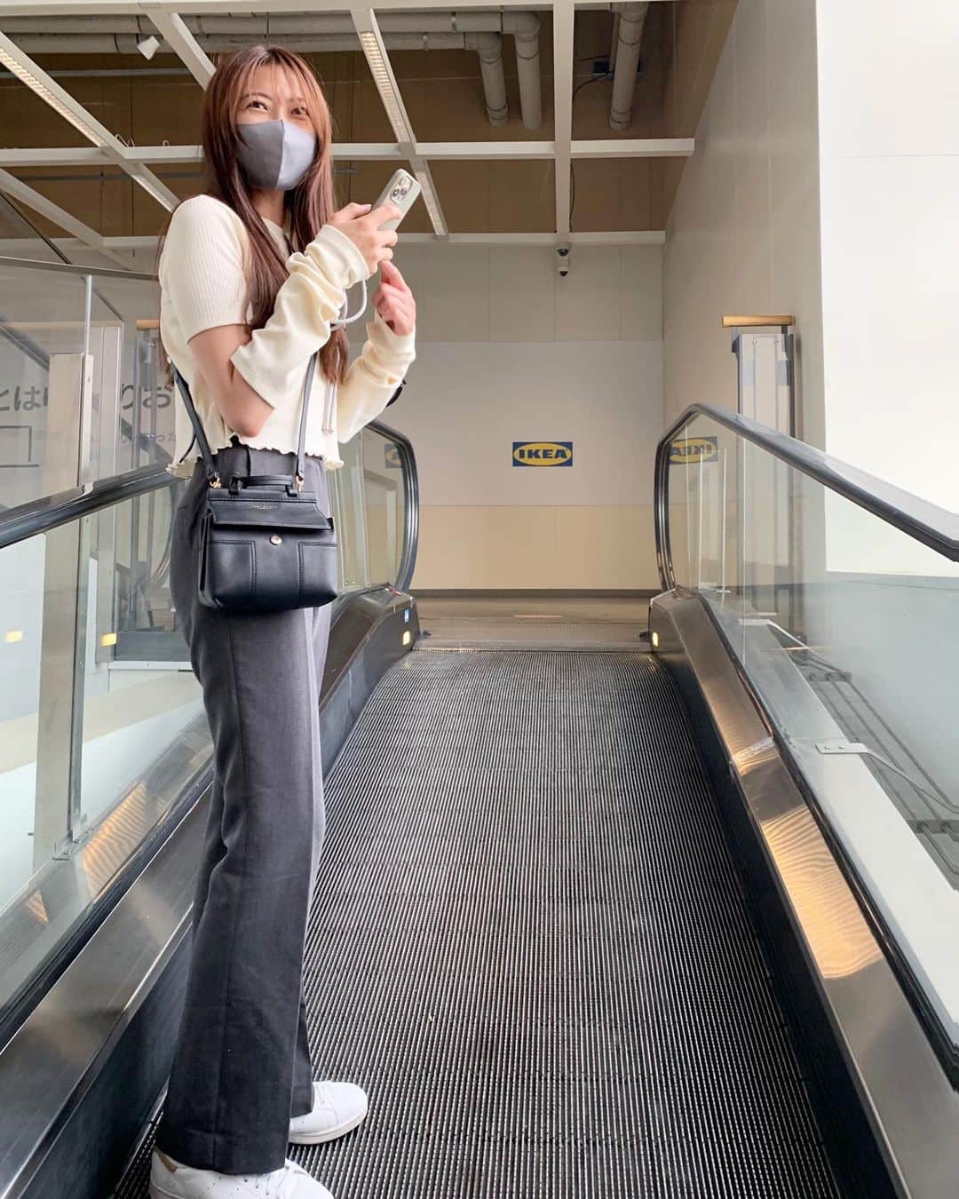 金田彩奈のインスタグラム：「🛋  IKEA行ってきた🤍  はるなに写真の腕 上げてもらわなきゃ🤣  #shopping」