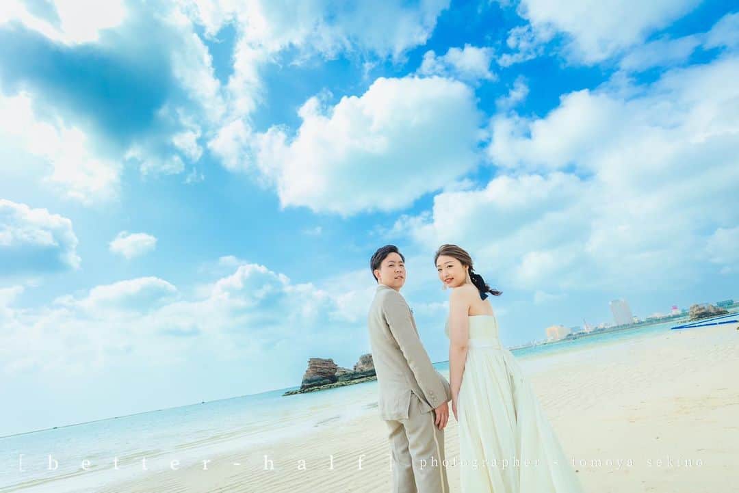 STUDIOSUNS DE&COさんのインスタグラム写真 - (STUDIOSUNS DE&COInstagram)「. 本日のアラハビーチ🏖👏😂 時々晴れ間出てくれてばっちし撮影できました❤️‍🔥😂  . 4月5月とたくさんご指名頂いてます♪ 売り切れてしまう前にぜひ声かけてください🥹 . 🤣指名料3万円で承ってます！ .  .  photographer  せっきー(関野) @sekino.deco.ph  . . ビーチフォトを撮る上で、『青色』を大事にしてます。僕の空や海の青色がお好きな方は、ぜひご指名してくださいね🥰最高に楽しい時間を提供します👋 是非沖縄でのウェディング撮影ご検討ください😵‍💫 . . 全国各地でご指名可能です♡ studiosuns、studioaqua、studio tvb、studio8、studioAn、 studiosola各店でご指名お待ちしてます😆 . . ぜひ事前ご指名お待ちしてます◎お二人のこと少しでも前もって教えていただけたら嬉しいです😃  . #撮る結婚式  という幸せを #デコルテフォト  . hairmake hase yuka  @decollte_weddingphoto @d_weddingphoto_jp  @studiosuns_okinawa   #前撮り  #花嫁ヘア  #プレ花嫁準備 #日本中のプレ花嫁さんと繋がりたい #weddingphotography  #和装前撮り #プレ花嫁さんと繋がりたい #卒花嫁レポ#cherish_photo_days  #前撮りレポ #ウェディングヘア  #チェリフォト  #プレ花嫁2022 #marryxoxo #결혼식 #일본여행  #귀여운#럽스타그램 #ウェディングフォト#沖縄旅行  #ビーチ前撮り  #sunset  #ロケーションフォト  #洋装前撮り  #ウェディングドレス  #japan_of_insta #沖縄前撮り  #ナチュラルウェディング　  フォトグラファー、ヘアメイク、フォトプランナーを募集中！ 　@decollte_recruit」4月22日 18時15分 - studiosuns_okinawa
