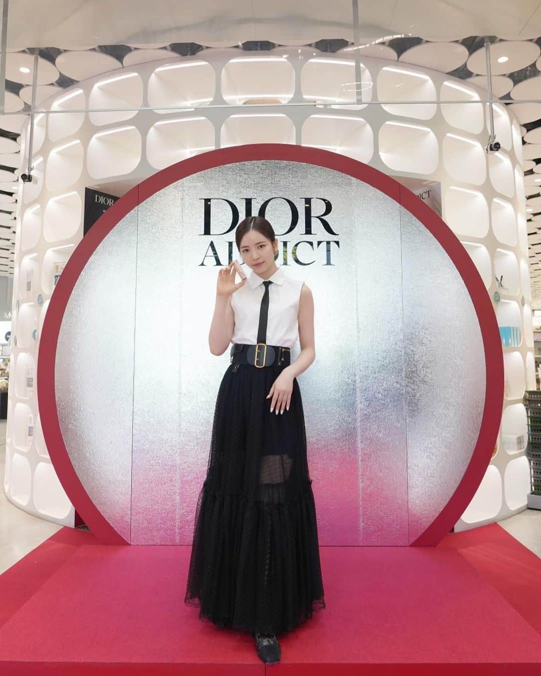 NiziUさんのインスタグラム写真 - (NiziUInstagram)「#AD ディオールアディクトポップアップイベントにお邪魔させて頂きました❤️ 赤で包まれた素敵な空間で、是非自分に似合うカラーを探してみて下さい💄💋  @diorbeauty @dior #ディオールアディクトリップスティック #ディオールアディクトポップアップイベント」4月22日 18時30分 - niziu_artist_official