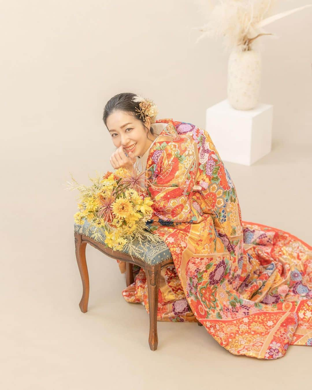 THE KIMONO SHOPのインスタグラム：「． 唐花四季花 ． 赤地に色とりどりの花々がデザインされた色打掛 ． 金糸がふんだんに使用しているため 豪華絢爛な印象に。 ． お得なキャンペーンも実施中です♪ ． 皆様のご予約をお待ちしております♡  ┈┈┈┈┈┈┈ ❁ ❁ ❁ ┈┈┈┈┈┈┈┈  𓂃𓂂𓏸4月campaign𓏸𓂂𓂃 . . ﾟ*｡平日来店限定ﾟ*｡ 4月末までにご来店&ご成約のお客様 6万6千円以上のお衣装　10%OFF (８月末までにご使用のお客様に限ります。)  ． +..+土日来店限定+..+ ４月末までにご来店&ご成約のお客様 1万円までの和装小物　1点無料 (８月末までのご使用のお客様に限ります。)  ※東京店は移転しております . *※東京店※* 〒105-0022 東京都港区海岸1-16-1 ニューピア竹芝サウスタワー12階 ☏03-6402-7271 ・ *※大阪店※* 〒530-0041 大阪市北区天神橋4-7-16 大阪国際学院扇町ビル8階 ☏06-6355-5308 . ※ 火曜日定休（祝日営業） . *※福岡店※* 〒812-0027 福岡県福岡市博多区下川端町3-1 博多リバレインモールB2F ☏092-409-4221 . . #thekimonoshop  #THEKIMONOSHOP #着物 #kimono  #キモノ #白無垢 #色打掛 #和装 #和装結婚式 #和装小物  #和装前撮り #和婚 #前撮り #撮影 #着物レンタル #着物コーディネート  #和装コーディネート  #結婚式 #披露宴 #プレ花嫁  #プレ花嫁準備  #プレ花嫁さんと繋がりたい  #日本中のプレ花嫁さんと繋がりたい #カップルフォト #夫婦写真 #marry花嫁」