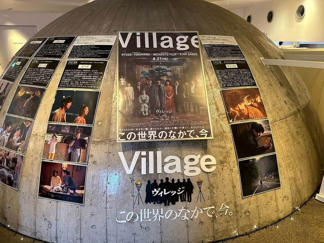 山崎潤のインスタグラム：「映画「Village」  鑑賞してまいりました。  出演させていただいてるので以前1月に試写でも見たのですが  あの時思った事、思い立った事、後悔した事などなど  自分がこの3ヶ月間で何がどう変わったのかを確かめたくて  足を運びました  観客の皆様の反応や息遣いを感じながらの鑑賞はたまらないものがありました  これからもこの様な素晴らしい作品に参加し続ける事が出来る様に  日々剥き出しで生きていきたいと思います  映画は同じ作品でもその時その時で見方が変わると思います  一度ご覧いただいた皆様も是非時間をおいて、今一度劇場に足を運んで下さればと思います  #village #横浜流星 #藤井道人 #スターサンズ #河村光庸」