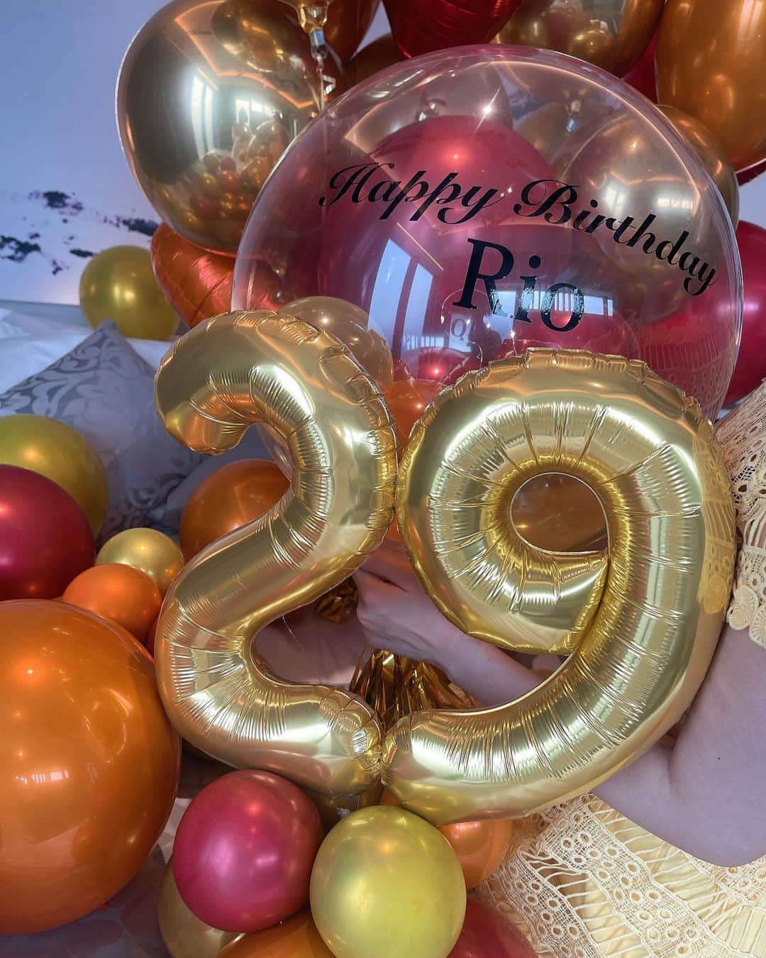 白川理桜さんのインスタグラム写真 - (白川理桜Instagram)「‪🧡‬‪💛❤️🩵‎🤍 虫垂炎で緊急入院していましたが、完全復活！😊しました！ご心配おかけしました！ そしてずっとシンディがお誕生日を計画してくれていて ラスト20代29歳の誕生日を盛大に祝ってくれました✨️ 体調を気遣ってホテルでサウナを2人でゆっくり楽しみながら 最近の悩みや身体のこと楽しいことから映えまで😆 ゆったりと、私のことを考えてくれたスケジュールで 本当にいい時間を過ごさせて貰えました😭 こんなふうにバルーンで誕生日サプライズしてもらえるの 夢だったので大切な友達がこんなに考えてくれたことが本当に嬉しくて！！😭 シンディ本当にありがとう！！！！出会えてよかった。 ⁡ 盲腸！たくさんの方が意見や体験談を送ってくれてすごく参考になります！ ゆっくり考えて自分の結論をまた発信する予定なので またぜひ参考にしてください！みなさん本当にありがとうございました！ 改めて29歳楽しみます🥰 ⁡ #誕生日 #happybirthday #バルーン #誕生日バルーン #29 #94  #バチェラー #バチェラー4」4月22日 18時26分 - srkwrio