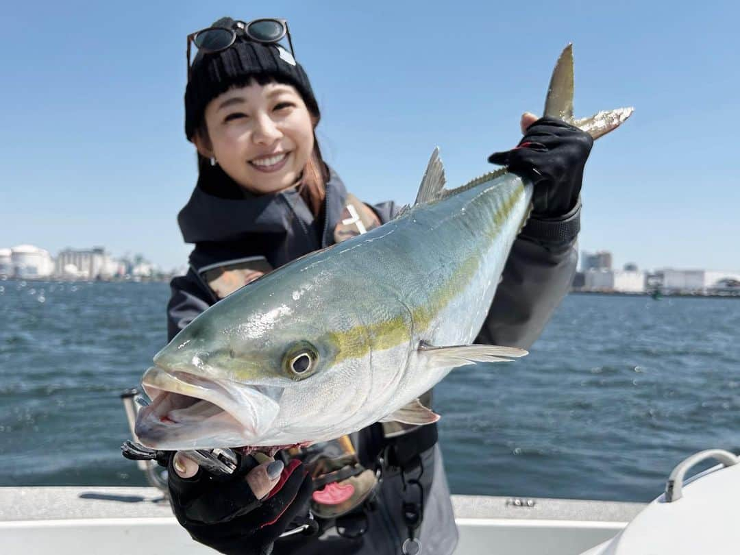 石川文菜さんのインスタグラム写真 - (石川文菜Instagram)「今日はFxF kobeに乗船！ みんなでアジを狙ったり、青物キャスティングをして堪能したよ🛥💨  遠出せず、大阪湾内でこんなエキサイティングな釣りが楽しめるなんて…🤍  ナカジー船長、ありがとうございました😆✨  💋お知らせ💋 明日23日(日)20:30から私のInstagramアカウントにてライブ配信します🙌🏻  配信内容は @jackall_field_gear の新作アパレルレビューです！ 着用感や気付いた点などを皆さんからの質問など交えながら配信していきますので、気になる方はぜひご覧ください🐻  #JACKALL #ビッグバッカーアンチョピード #青物キャスティング #青物 #釣り #釣りスタグラム #オフショアキャスティング」4月22日 18時26分 - bun0404