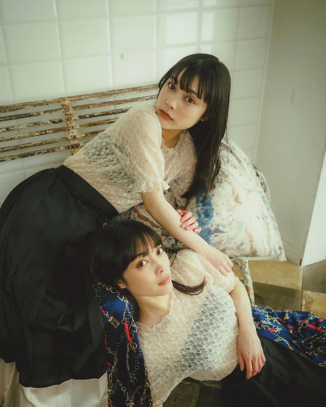 ＹＡＥ【MIO・YAE】のインスタグラム：「MIO&YAE twins🥀  photo by 小島藤子 さん  #photo#photography#make#makeup#hairmake#twins#twinsisters#camera#portrait#ポートレート撮影#作品撮り#双子#双子モデル」