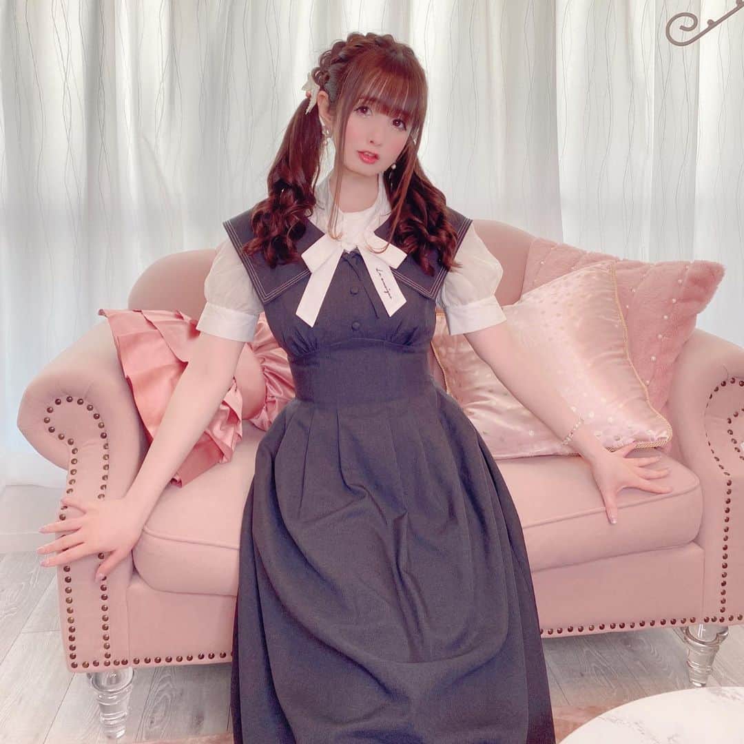 伊藤芽衣のインスタグラム：「いつの日かの めいちコーデ♡ ⁡ ワンピース、 ブラウスともに ⁡ @fi.n.t_official  さん♡ ⁡ ゆるっとした かわいらしい お洋服も好きなんだけど♡ ⁡ ウエストシェイプで、 シルエットがきれいな お洋服は、 いちばん好き♡ ⁡ 今季のこの フィントさんの ワンピースは シルエットが天才的！ ⁡ 中にブラウスきても 全然ひびかなくて、 ほんとにお気に入りです♡ ⁡ #fint  #ananotherangelus  #フィント #アンジェラス  #ガーリーコーデ  #クラシカルコーデ」
