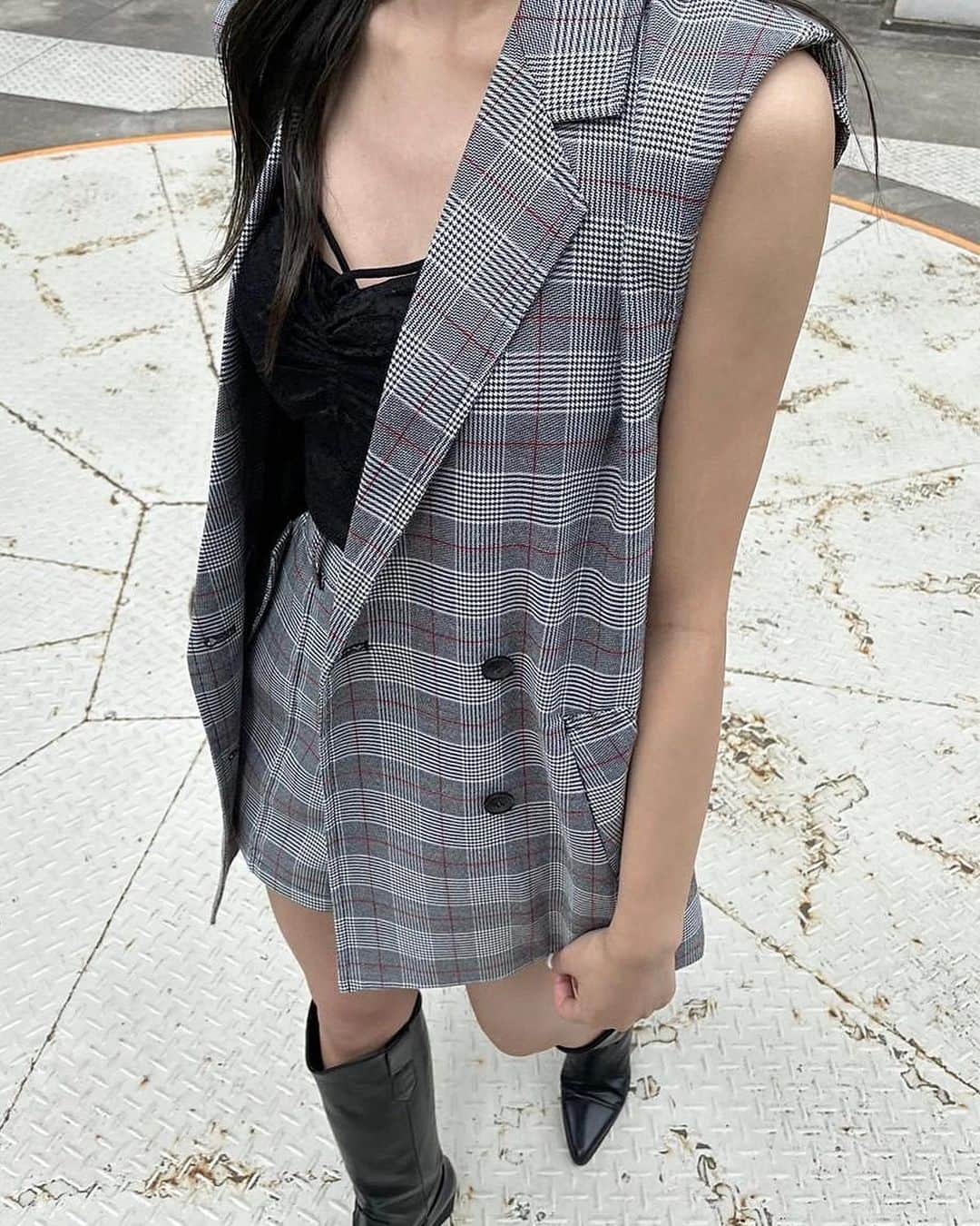 ENVYMのインスタグラム：「【 4.19 𝙉𝙀𝙒 𝘼𝙍𝙍𝙄𝙑𝘼𝙇】 ⁡ ⁡ ⁡ ✔︎オーバーテーラードベスト color:BLACK/BEIGE/CHECK  size:FREE  ⁡ ⁡ 夏の鉄板アイテムのテーラードベスト。 ⁡ 肩回りをスッキリとさせたことでセットアップはもちろん 幅広いボトムスとのスタイリングが楽しめるベストに仕上げました。 ⁡ シーズン問わず使いやすいカラー展開なので長く使って頂けます。 ⁡ 同素材のフラップポケットSPTとSETUPでの着用がおすすめです。 ⁡ ⁡ ✔︎︎︎︎フラップポケットSPT color:BLACK/BEIGE/CHECK  size:FREE  ⁡ ⁡ フラップデザインがポイントのショートパンツです。 ⁡ スッキリとしたシルエットなのでスタイリング問わず万能！ ⁡ センターシーム入りなので脚長効果と美脚効果が抜群◎ ⁡ ウエストはゴムになっているのでストレスなくデイリーに履きやすくなっています。 ⁡ 同素材を使用したオーバーテーラードベストとSETUPでの着用がおすすめです。 ⁡ ⁡ ⁡ ⁡ ーーーーーーーーーーーーーーーーーーーーーーーー ⁡ ⁡ 2023夏のビジュアルが Webstoreで公開中！！ ⁡ ⁡ ぜひプロフィールTOPのURLからご覧下さい♪ ⁡ ⁡ ⁡ #envym #2023ss #spring」