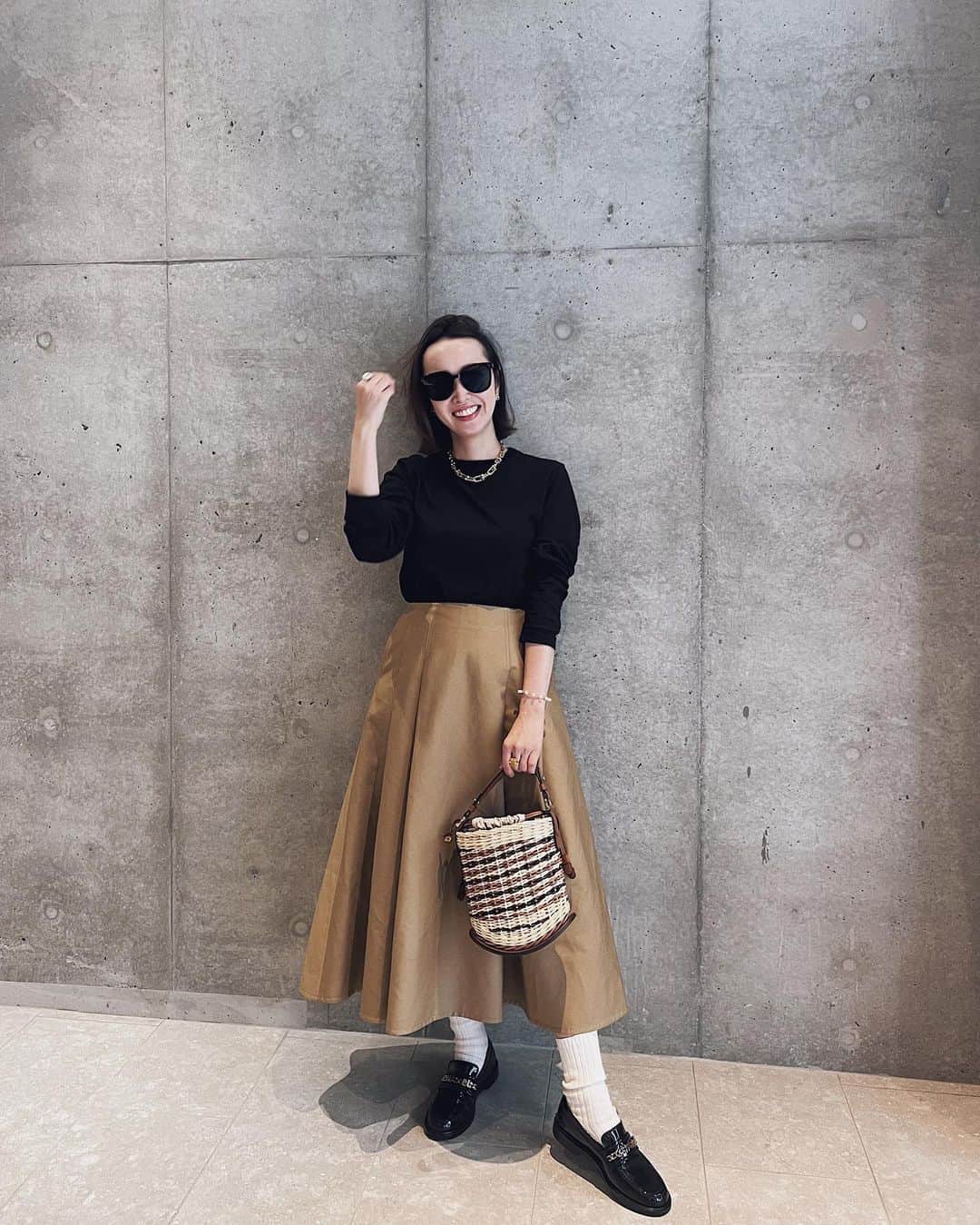 翁安芸のインスタグラム：「ママチャリ移動の日🚲💨  Top #blamink  Skirt # Bag #delvaux  Socks #wray Shoes #chanel Sunglasses #gentlemonster」